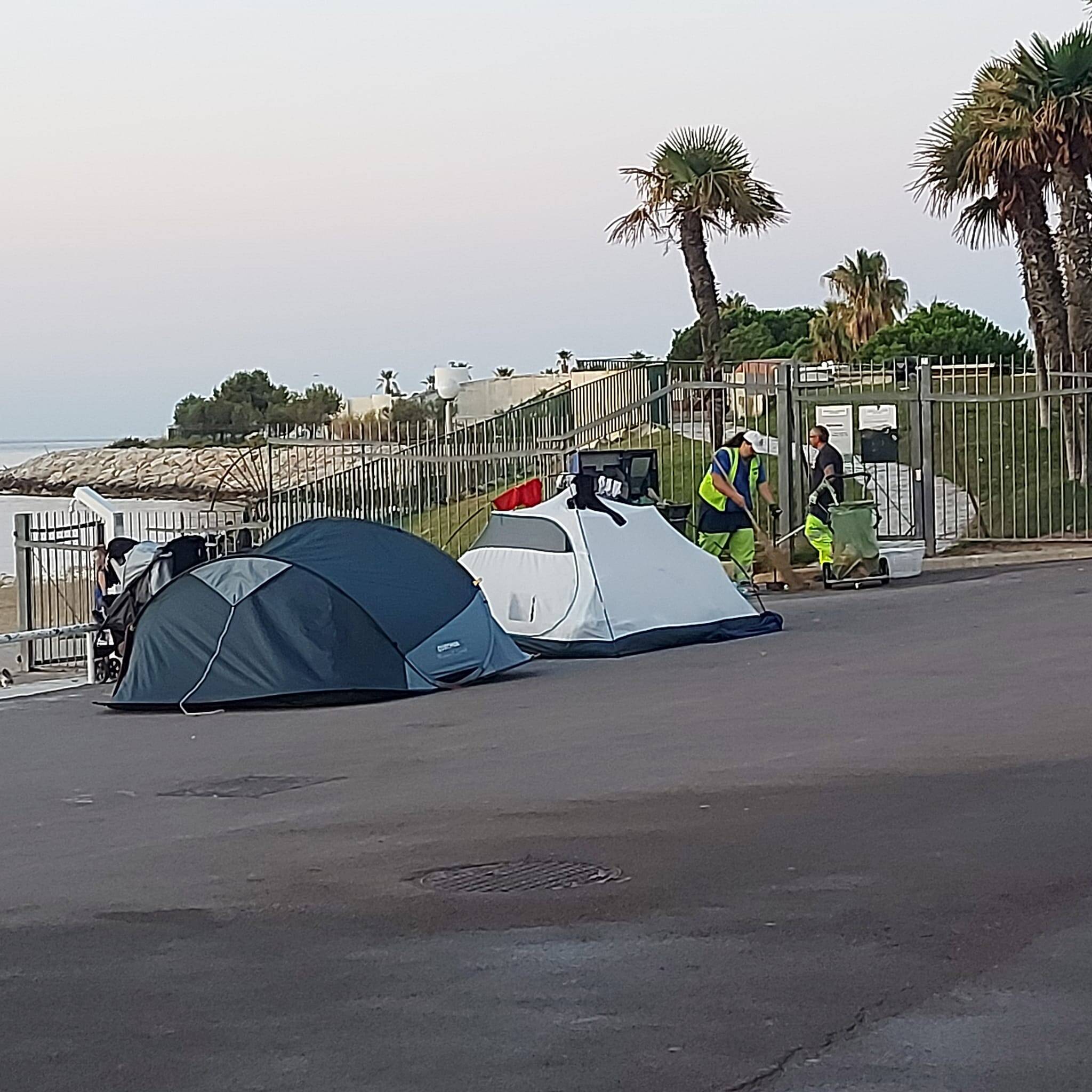 Quelle honte pour les touristes: une famille de Roms dérange sur la Prom’ et provoque de vives réactions sur les réseaux sociaux