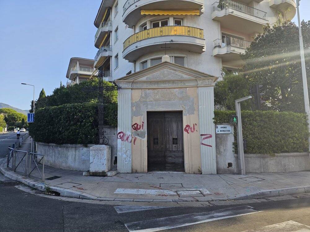 "Qui" : on vous explique ce que signifie ce slogan retrouvé taggué sur la chapelle Sainte-Anne à Nice