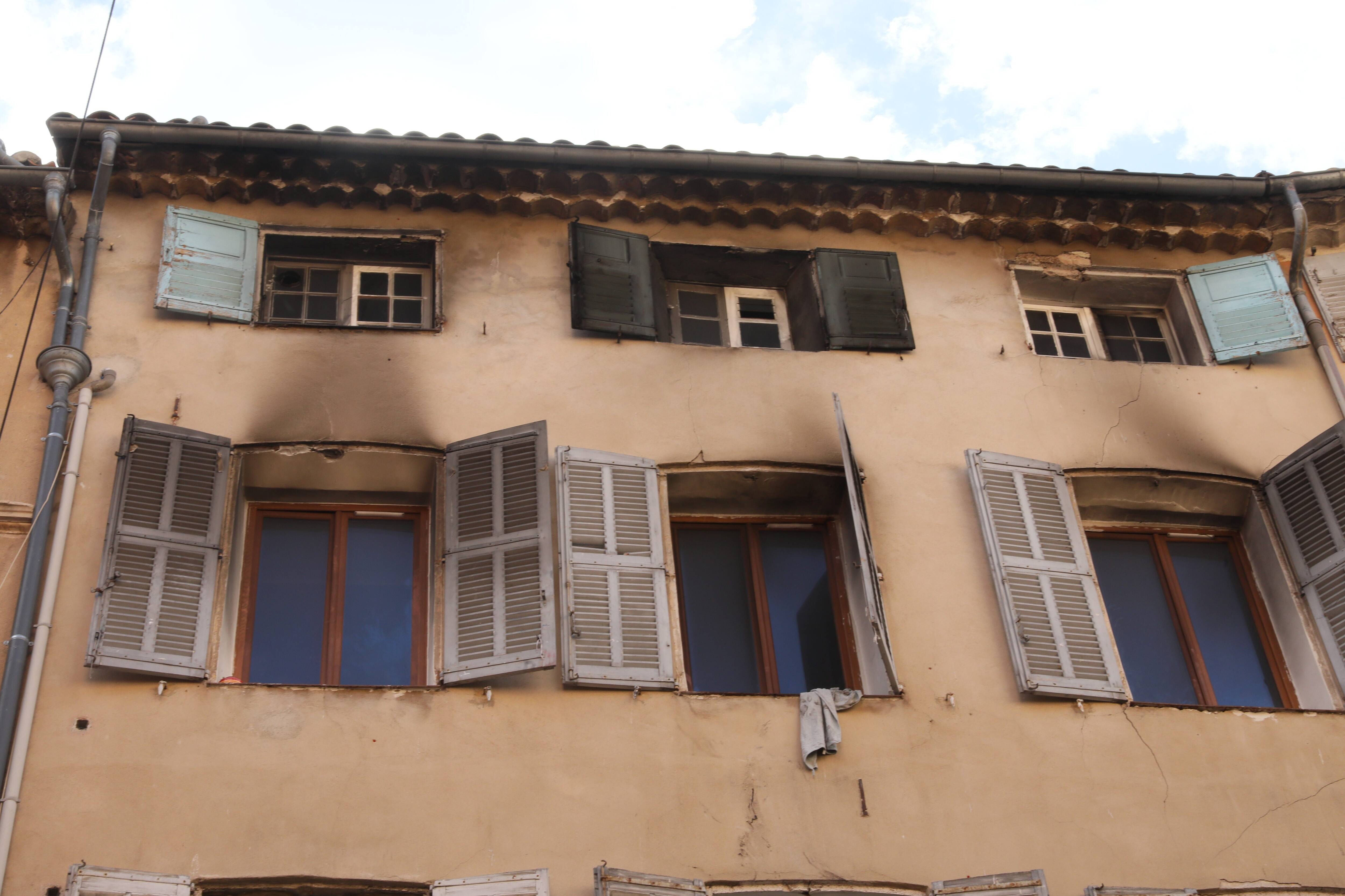 Incendie mortel à Grasse: des doutes sur la présence d'un "produit accélérant" retrouvé dans l'immeuble