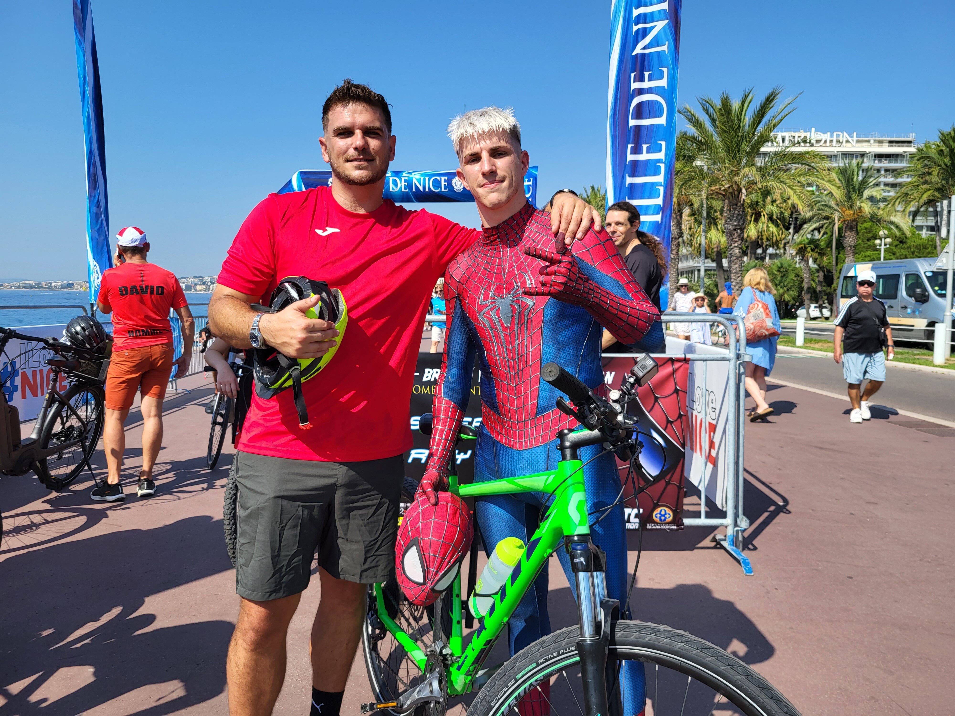 "Montrer aux gens qu'on peut faire de grandes choses": parti de Nice, ce Spider-Man azuréen veut rejoindre la Bretagne à vélo pour sensibiliser sur la maladie