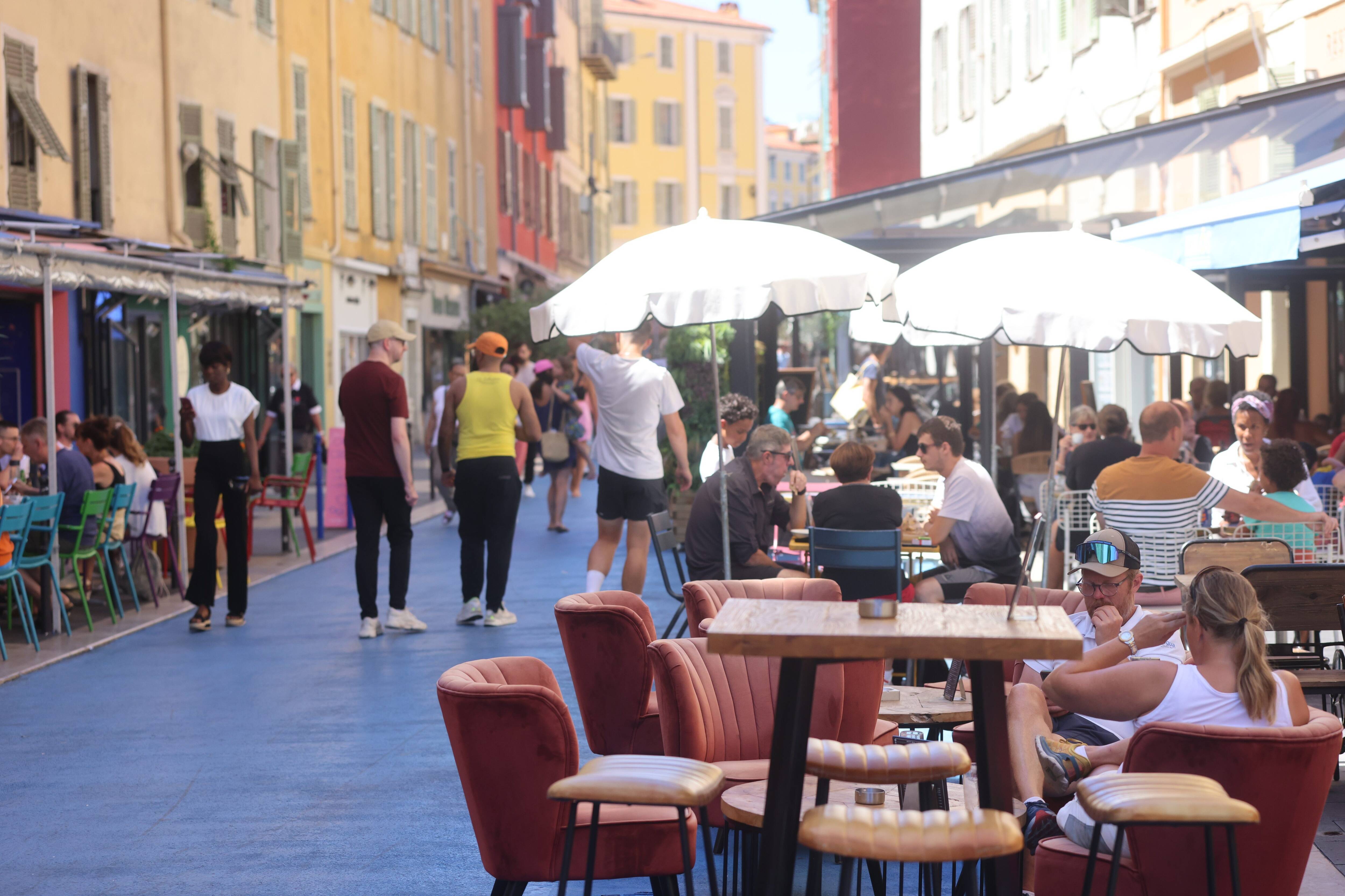 D'où vient cette impression que les terrasses des restaurateurs s'étalent sur la place du Pin à Nice?