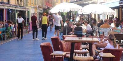 D'où vient cette impression que les terrasses des restaurateurs s'étalent sur la place du Pin à Nice?