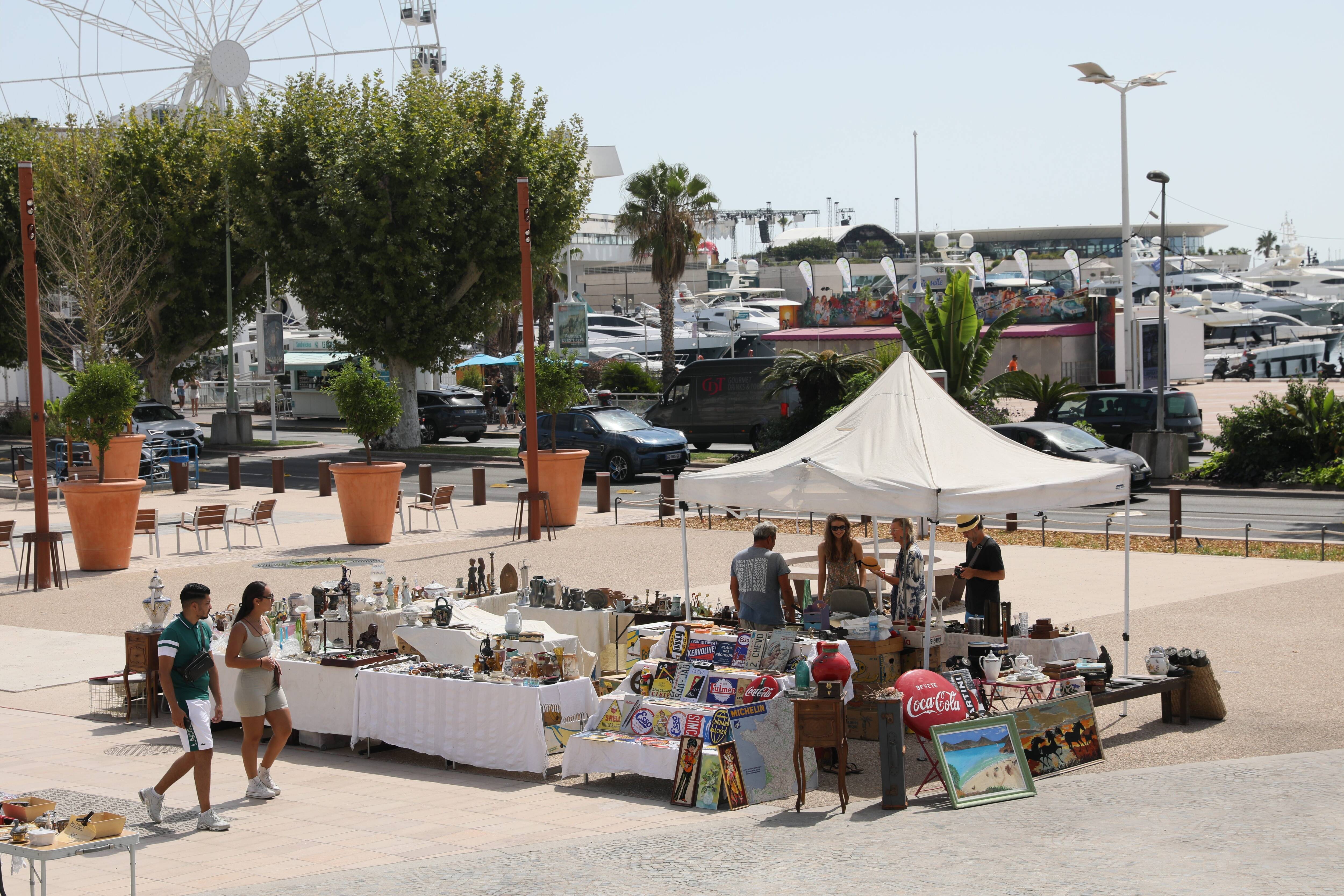 "Je lutte pour ne pas tomber dans les pommes": à Cannes, les brocanteurs suffoquent de chaleur