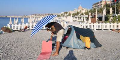 Entre Kleenex et bouteilles vides, oreillers et bikinis: qui profitent de la plage à Nice au petit matin?