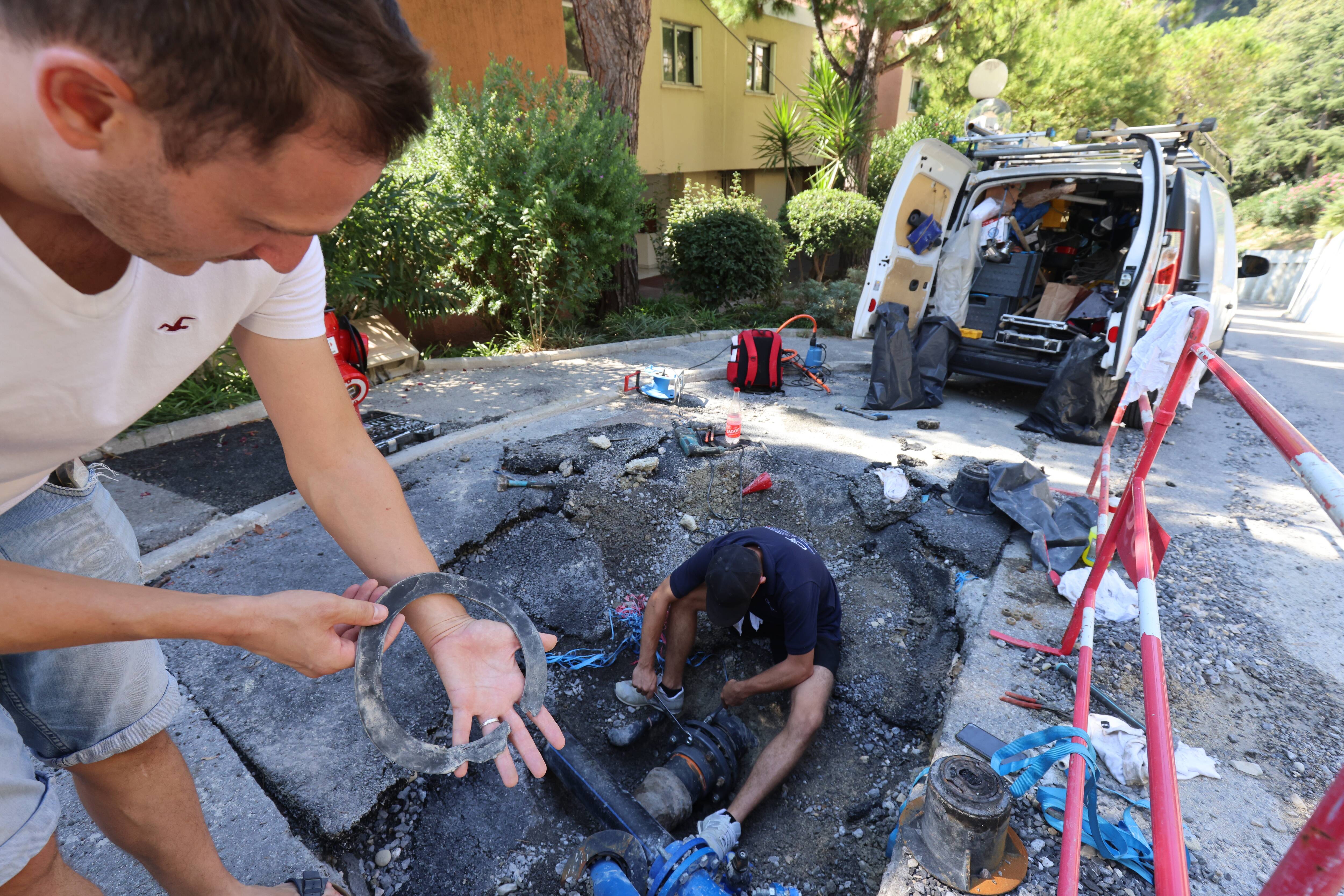 "En pleine canicule, rester sans eau c'est de la folie": une dizaine d'immeubles à Nice sont privés d'eau pendant trois jours suite à une fuite