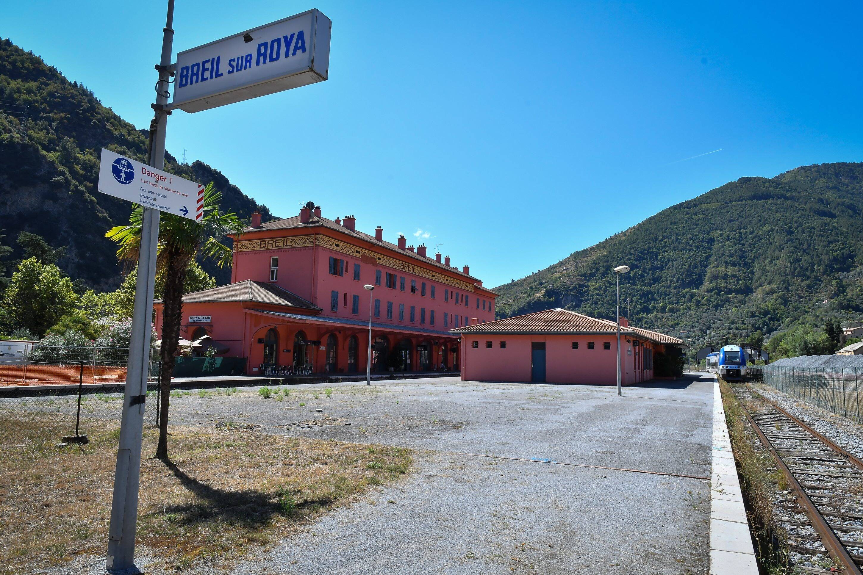 "On peut faire appliquer la loi sans en arriver là": une intervention musclée de gendarmes dans un train provoque l'émoi