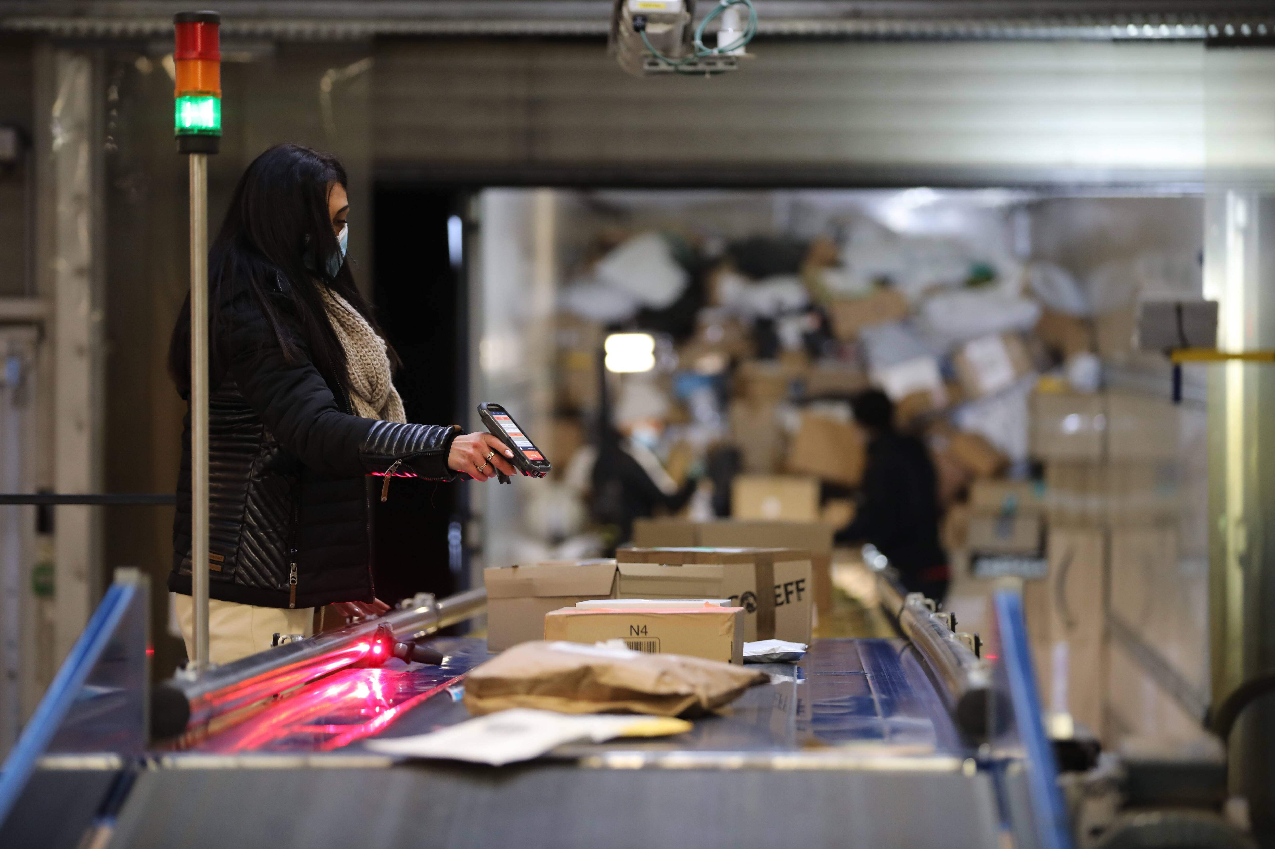 "Les facteurs vont faire des trajets à vide" : le projet de délocalisation du centre de tri de la Poste de Vence à Carros fait des remous