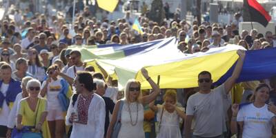 Fête de l'Indépendance: les Ukrainiens de la Côte entre recueillement et revendications