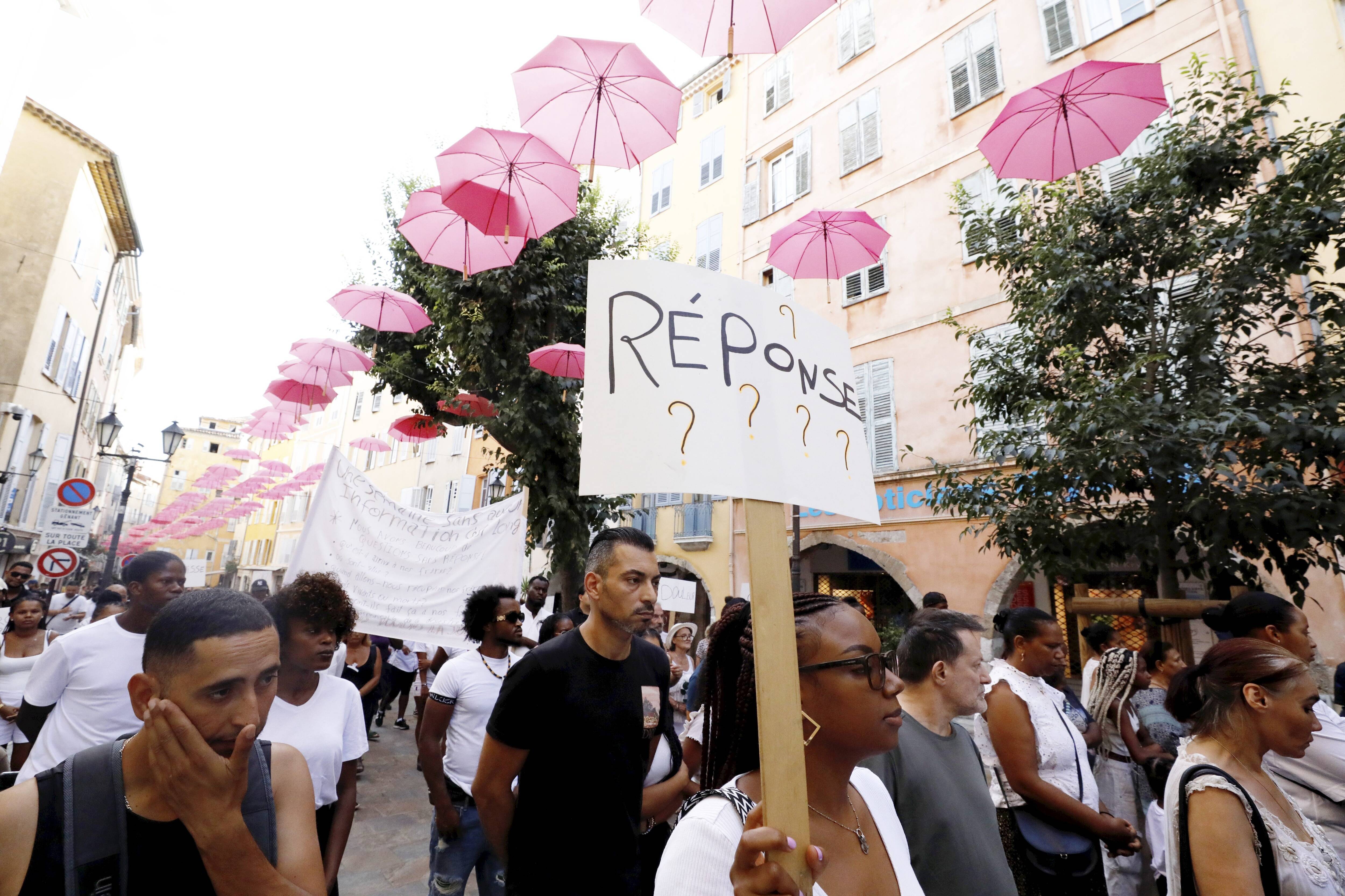 Nous voulons des réponses, Grasse marche et pleure les victimes du 13 août