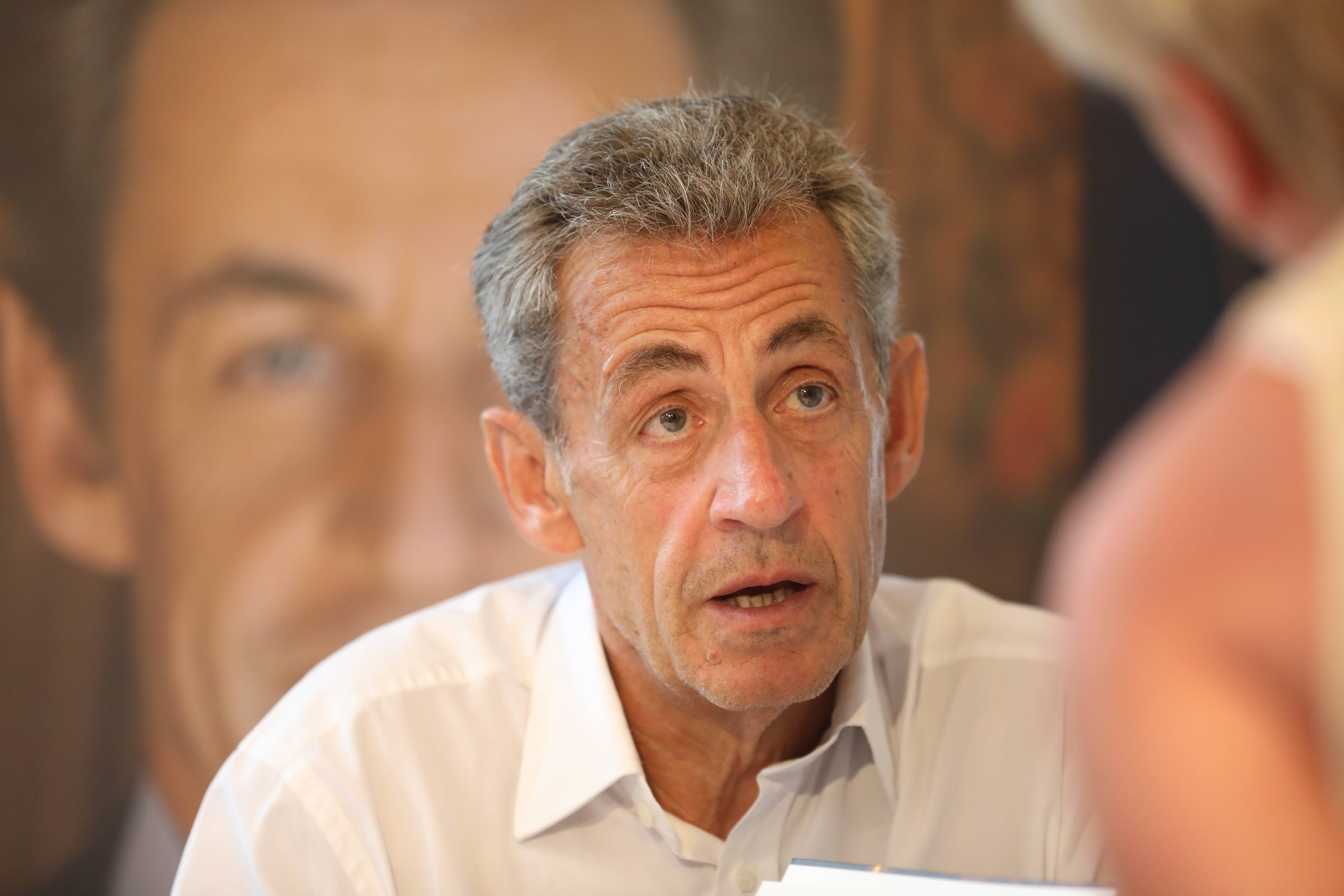 "Je préfère la diversité à l'égalité", confie Nicolas Sarkozy en dédicace dans le Var