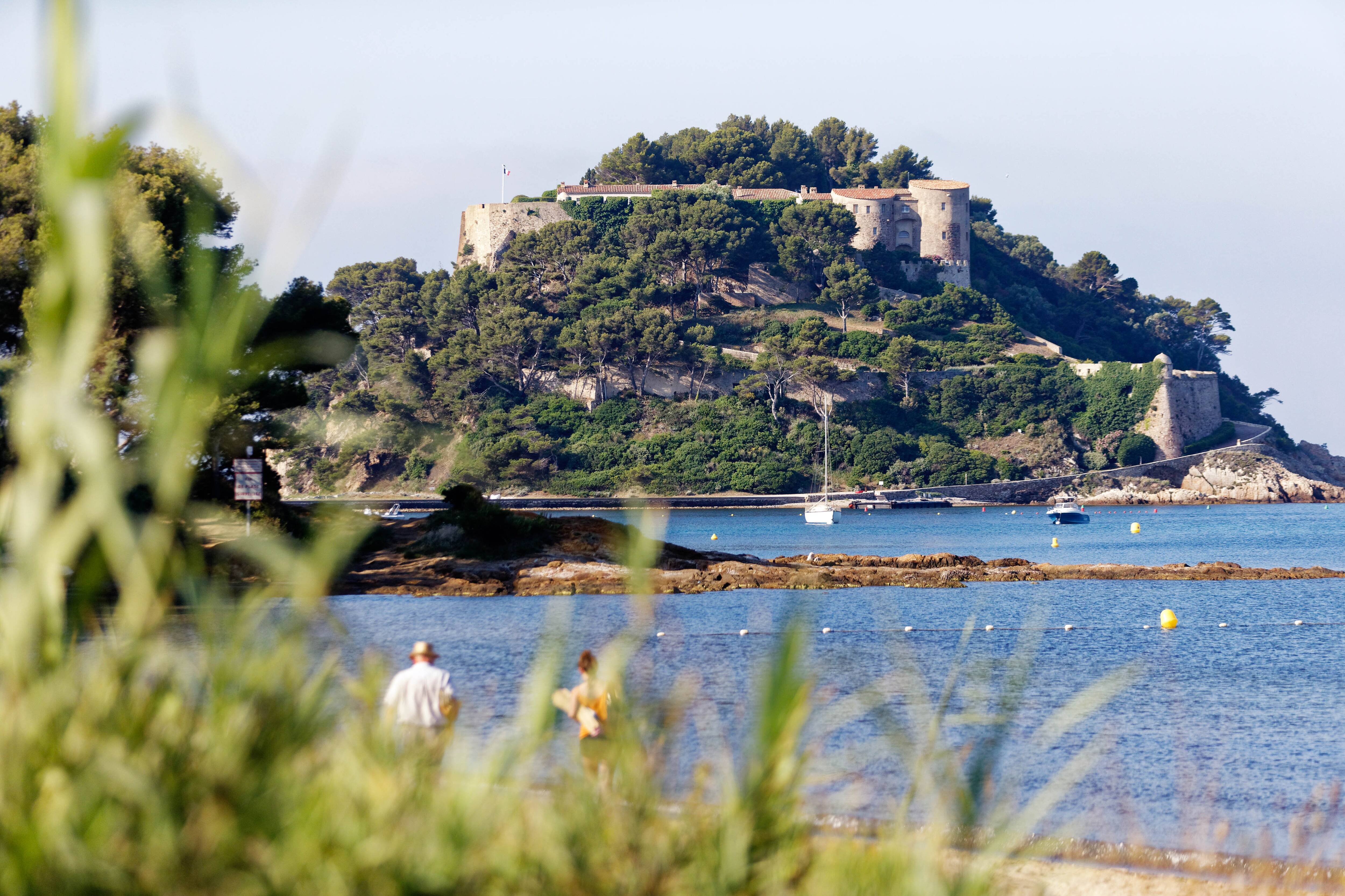 Ce que l'on sait sur le dîner très secret organisé par le couple Macron au fort de Brégançon