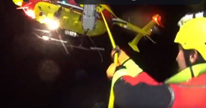 Les images impressionnantes de l'évacuation d'une femme enceinte depuis un ferry en pleine tempête en Corse