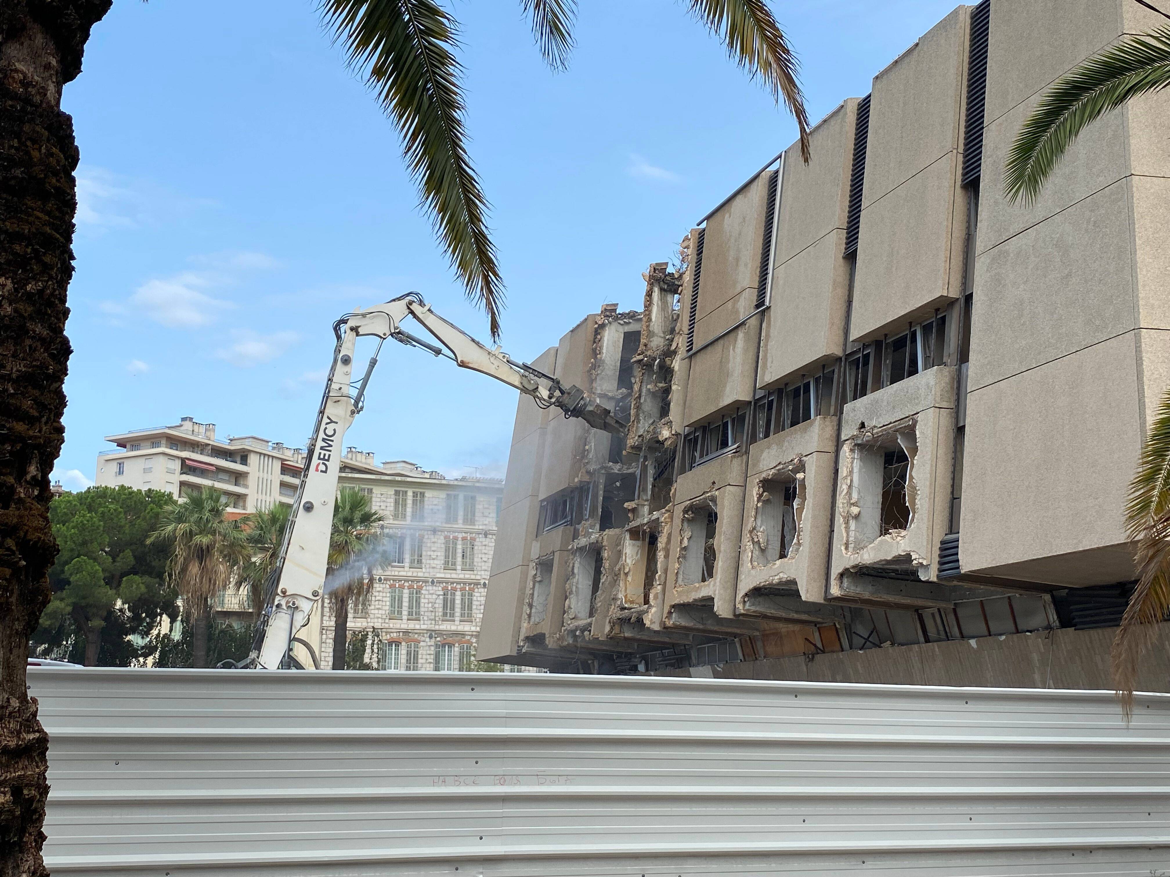 Les images saisissantes de la démolition de la façade d'Acropolis qui a commencé ce mercredi à Nice