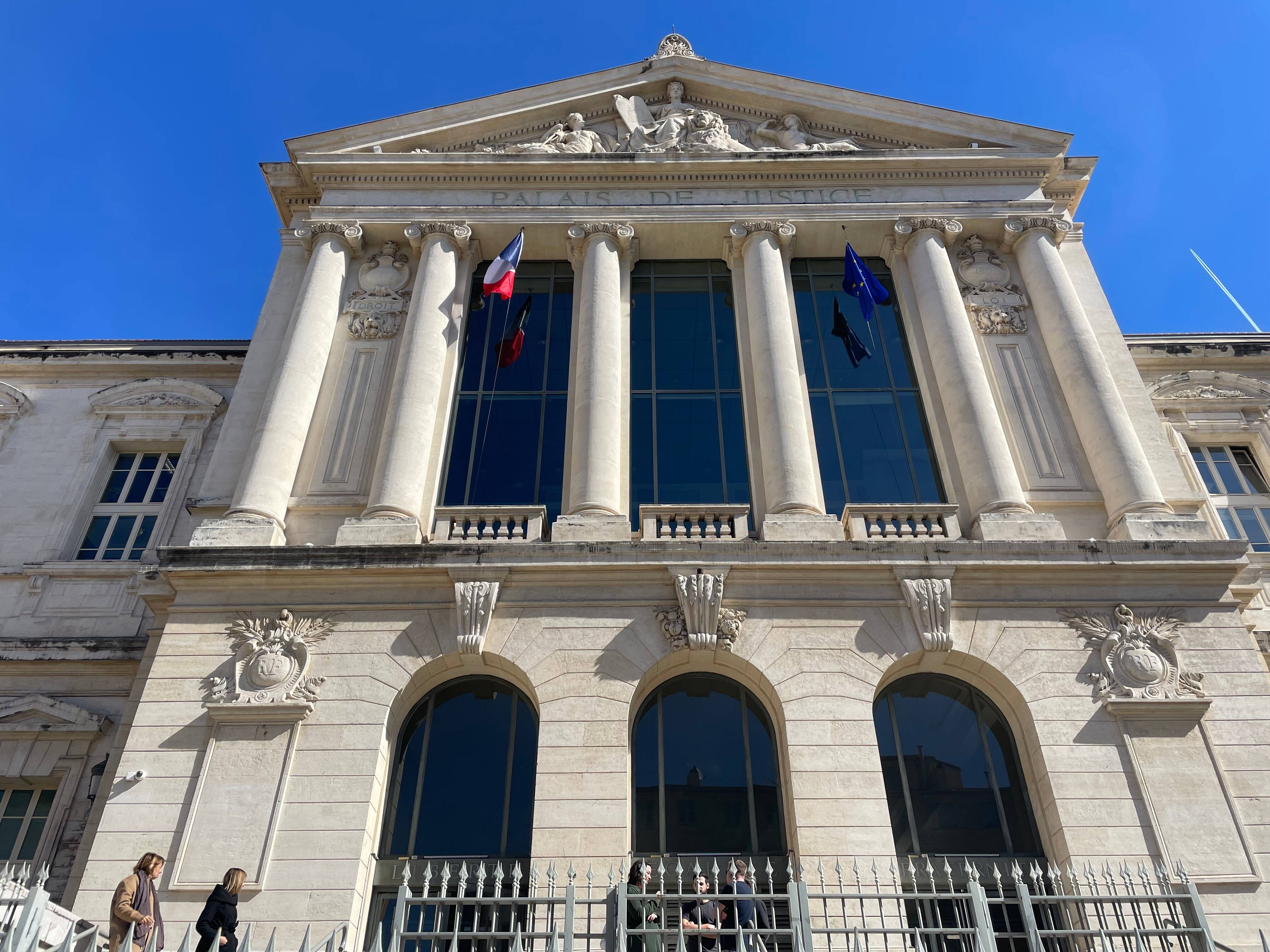 Un témoin guide la police vers les suspects après le vol des colliers d'une retraitée à Nice