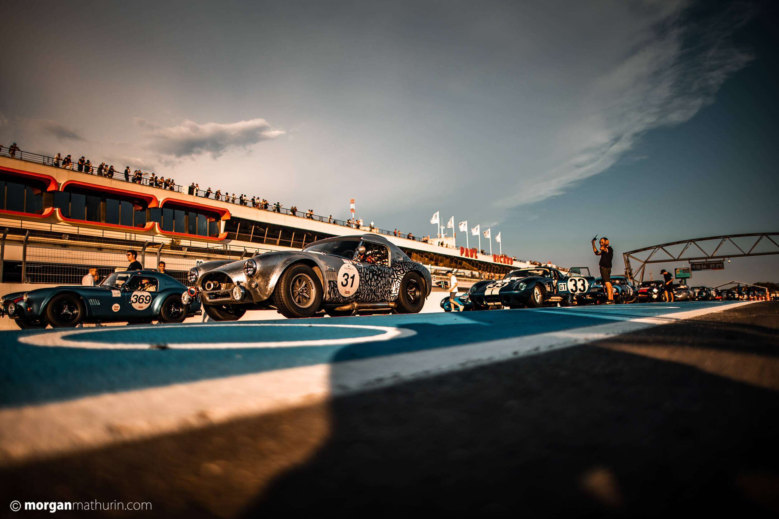 Les mécaniques anciennes des Dix Mille Tours sonnent l'heure de la rentrée au circuit Paul-Ricard