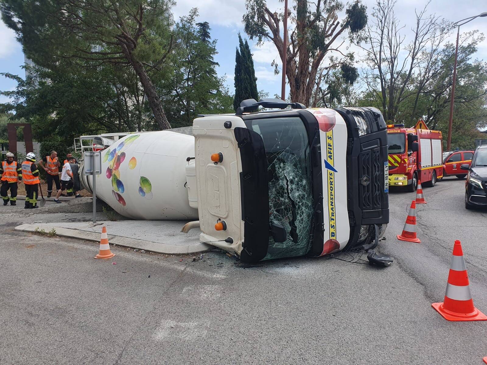 Un camion-toupie se renverse à la sortie de l'A8 près du Cadam