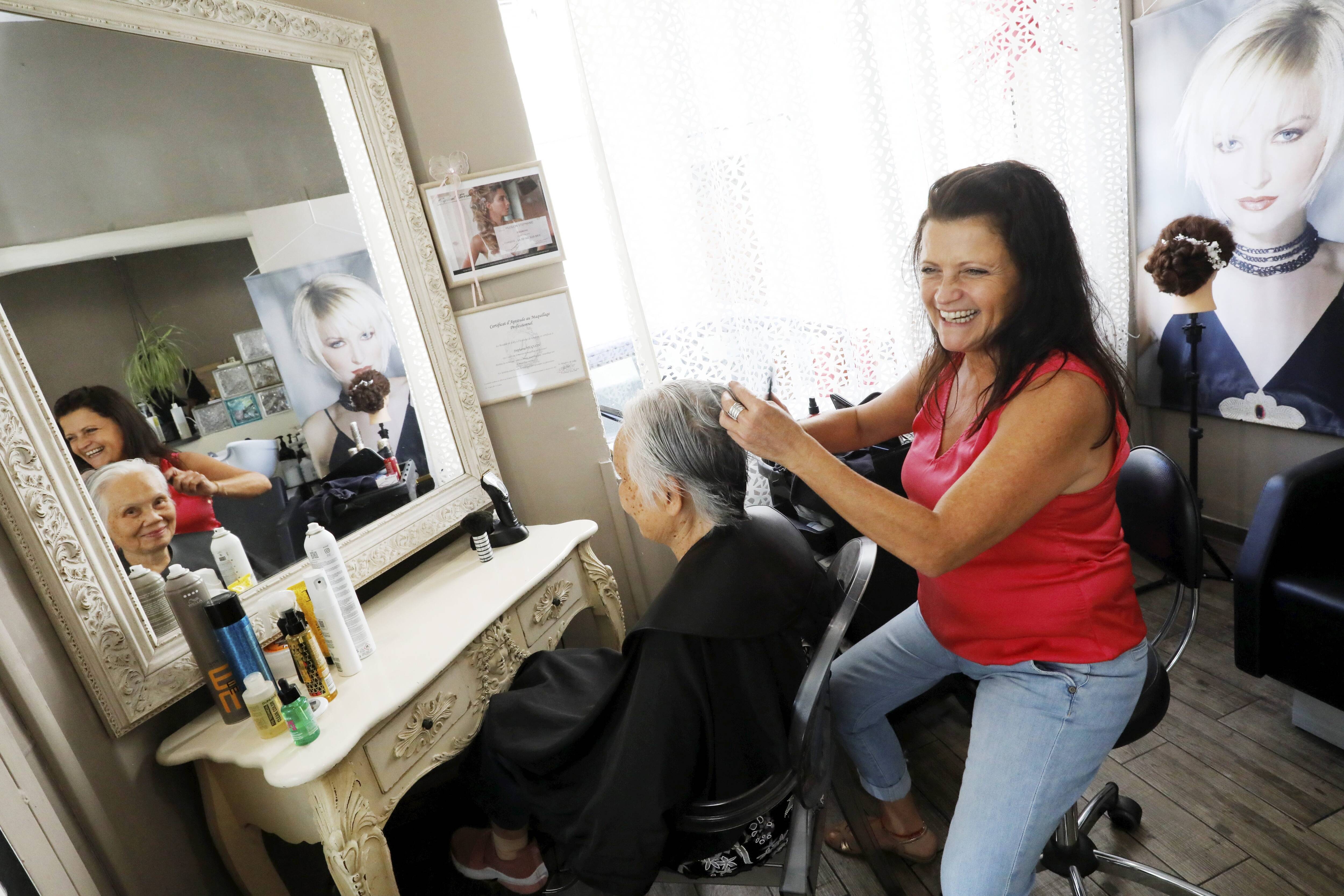 "Pour certains cas, ça devrait être remboursé par la Sécu": immersion dans un salon de coiffure à Toulon