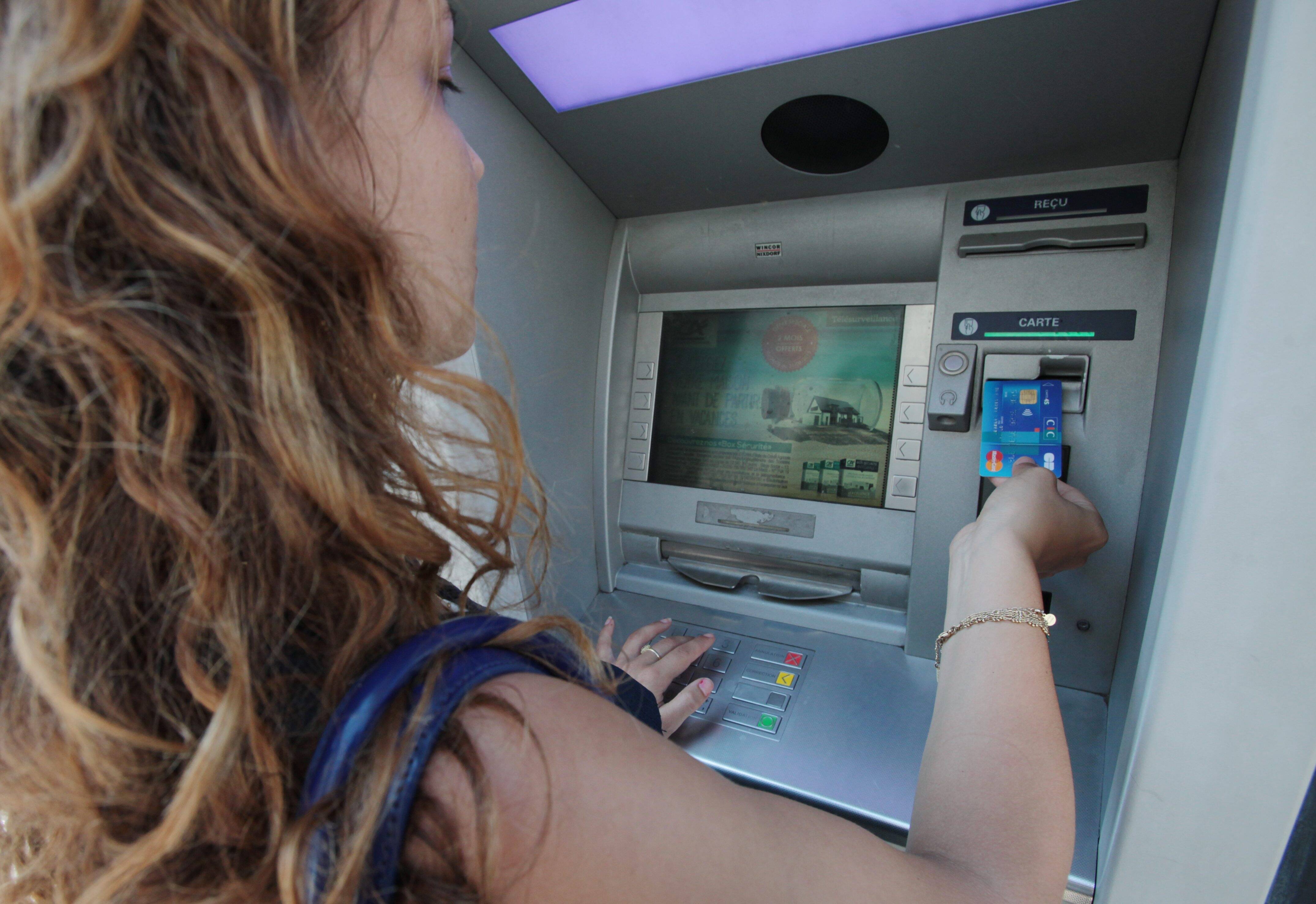 "Donne moi des sous ou je te coupe en deux": qui est le voleur au hachoir qui a sévi dans cette commune azuréenne?