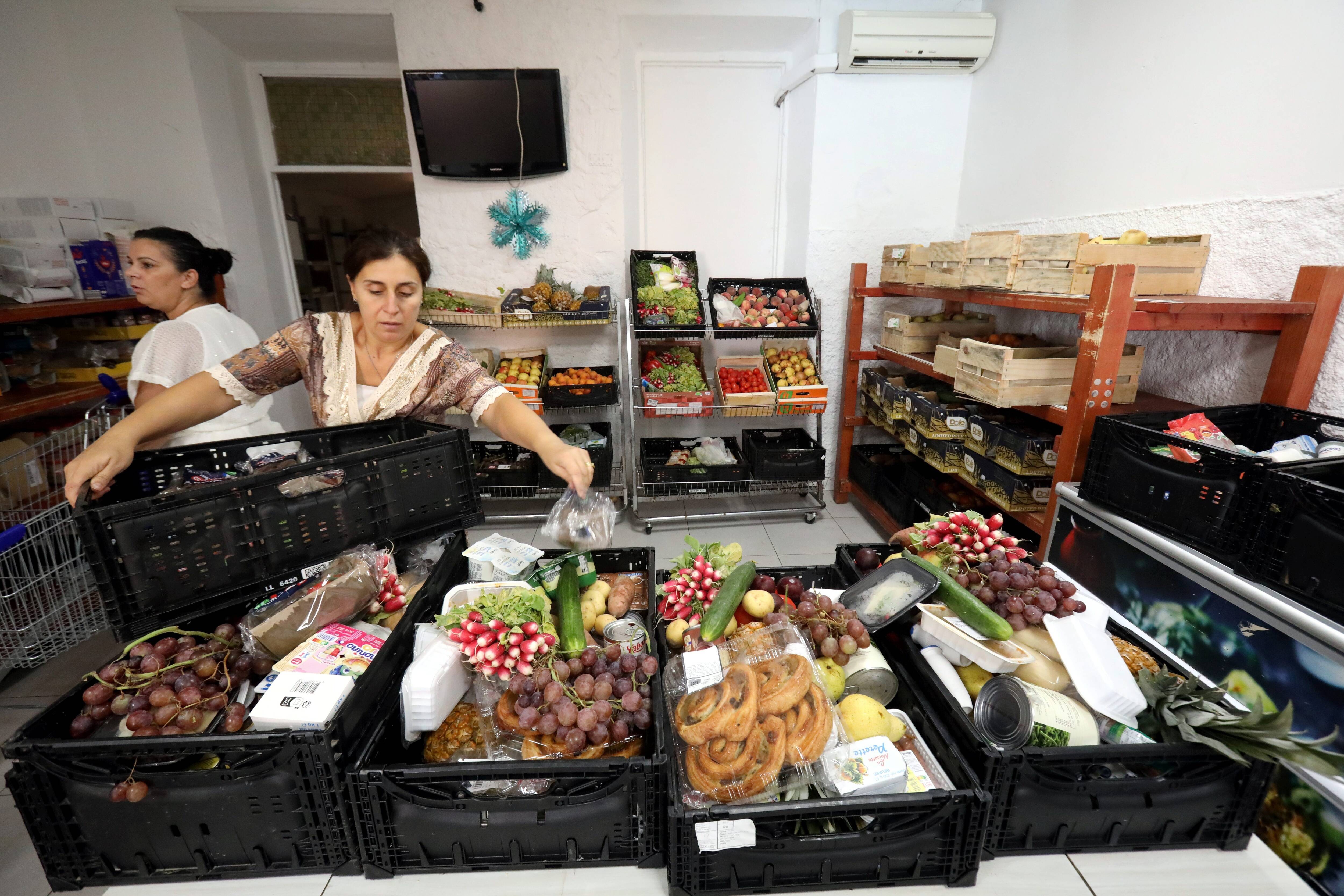 "Les bénéficiaires sont de plus en plus nombreux": au Secours populaire à Nice, les bénévoles tirent la sonnette d'alarme