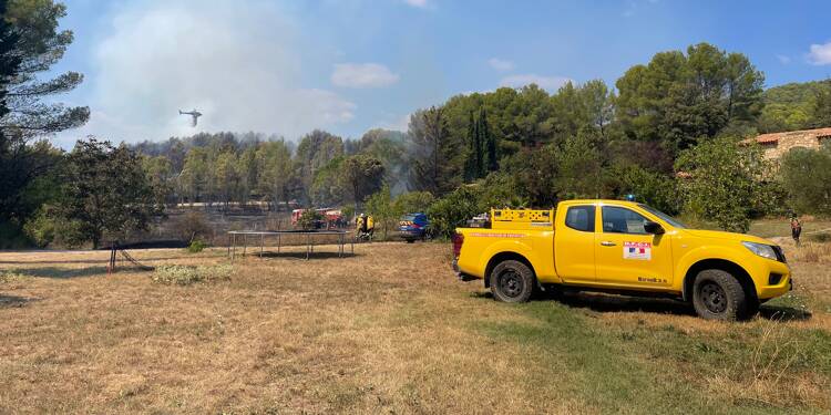 Un feu de forêt ravage deux hectares de végétation à Flayosc, 70 pompiers à pied d’œuvre