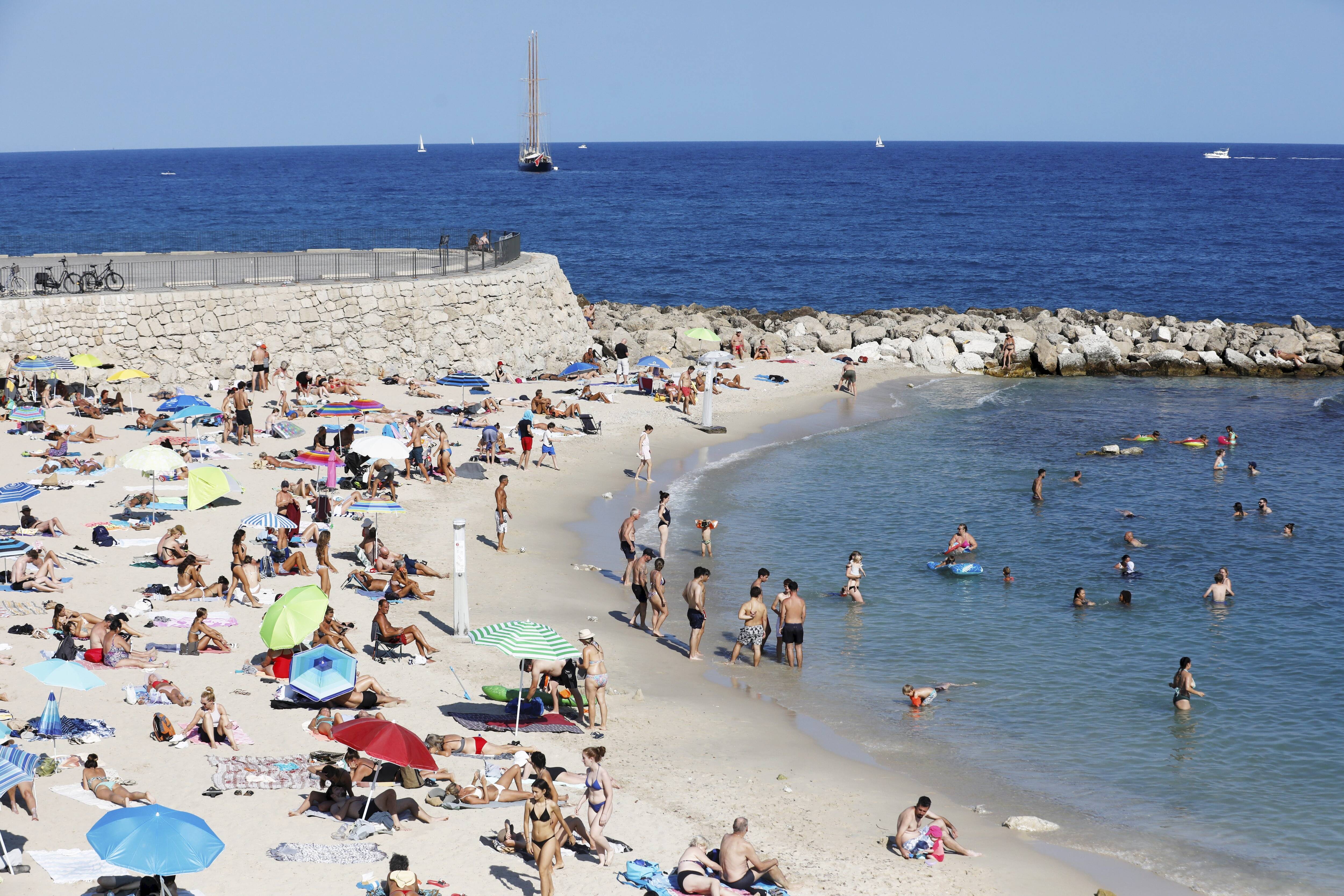 Les douches de plage remises en service ce week-end à Antibes: on vous explique pourquoi ça fait débat