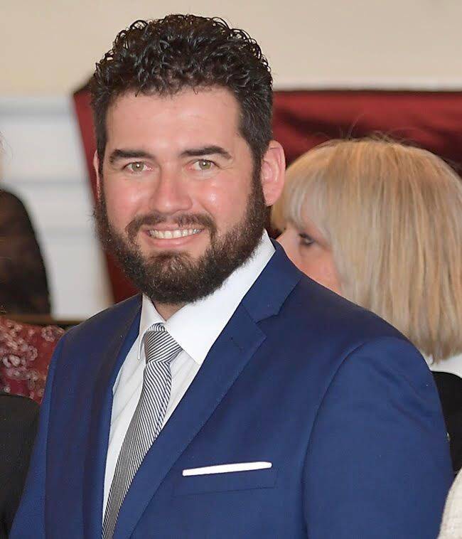 Après des accusations de violences conjugales, il avait dit renoncer à son poste: cet élu explique pourquoi il ne démissionnera finalement pas