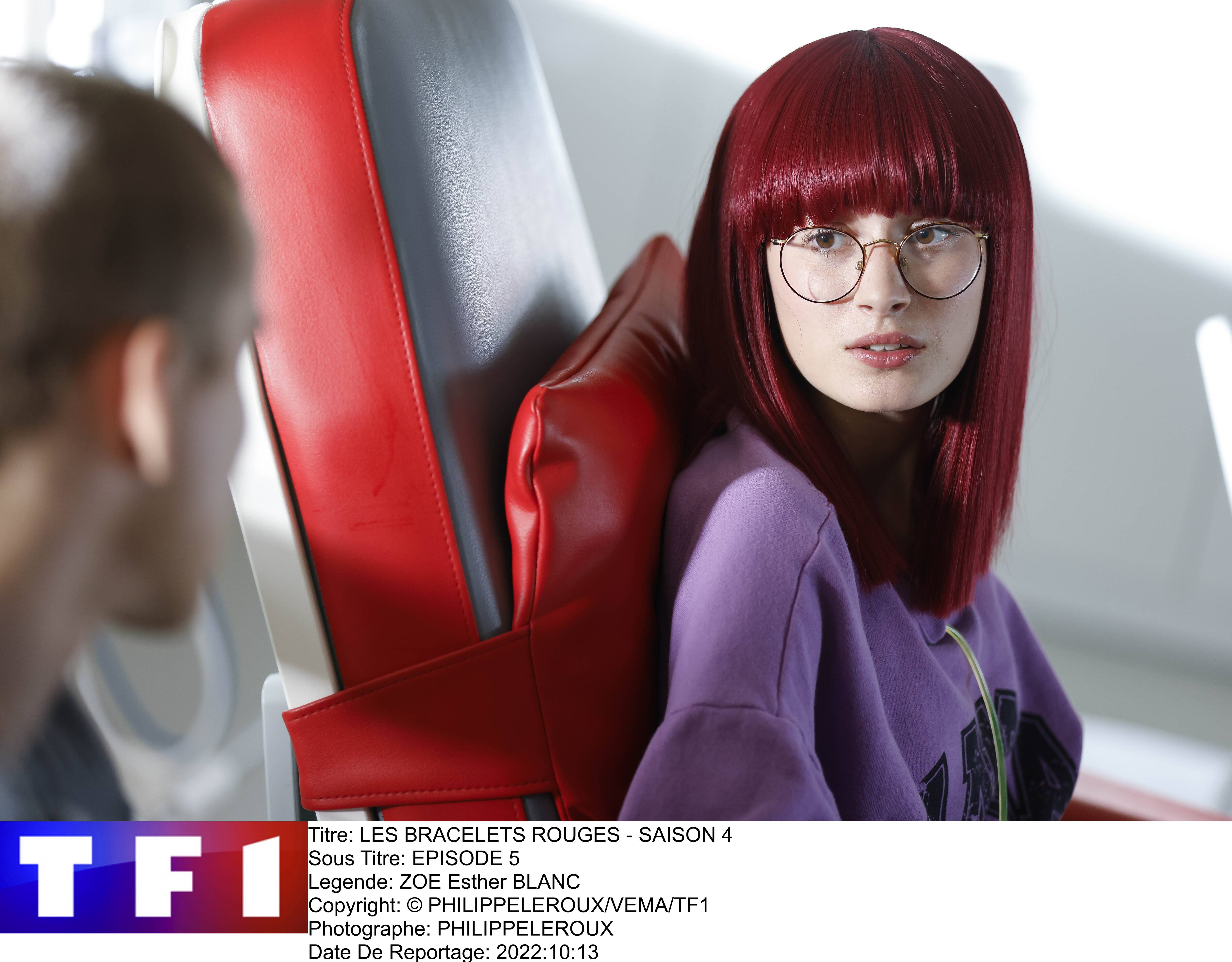 Qui est Esther Blanc, lycéenne et incroyable révélation de la série de TF1 "Les bracelets rouges"?