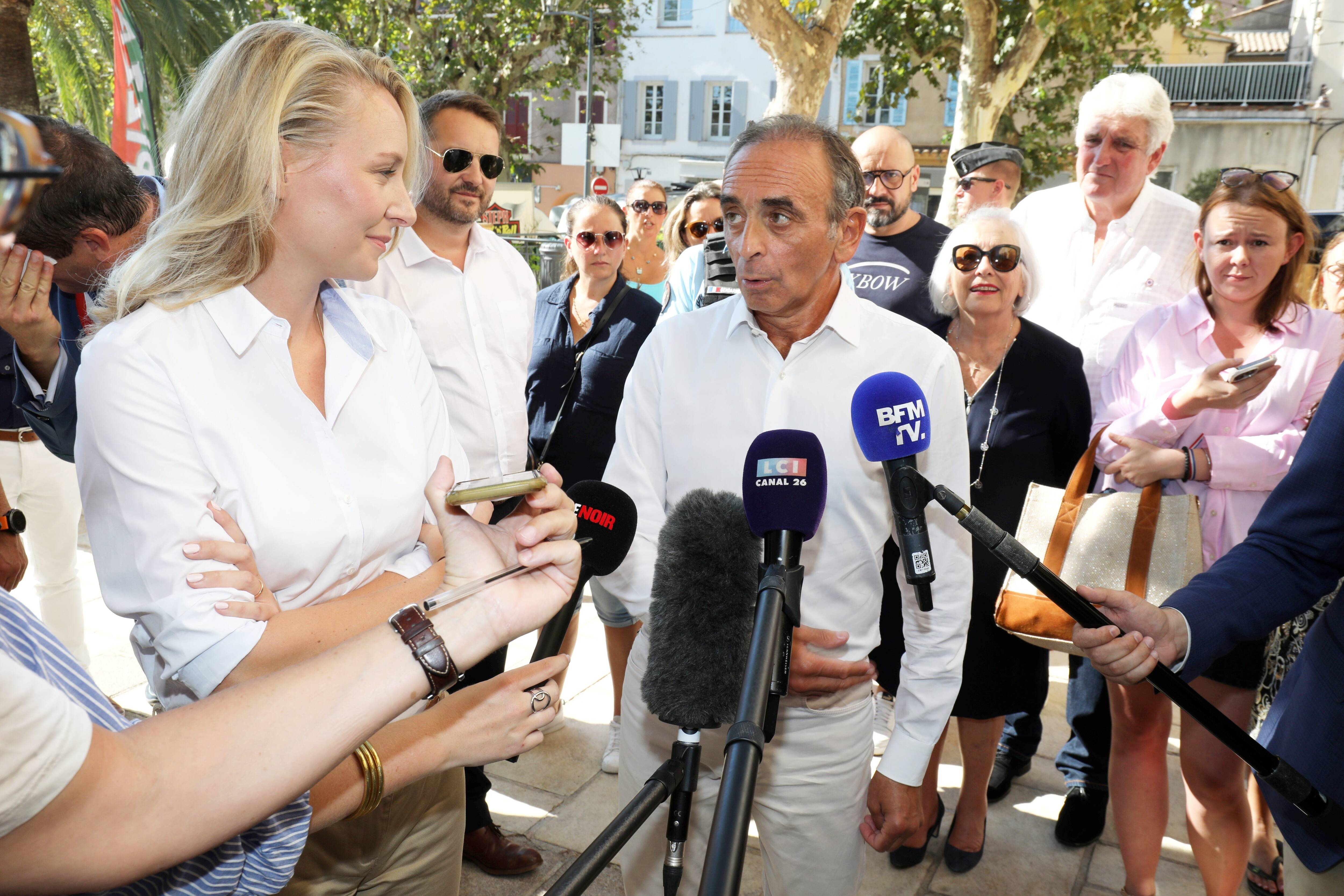 "Interdire l'abaya, c'est bien. Mais il ne faut pas s'arrêter en si bon chemin", estime Eric Zemmour