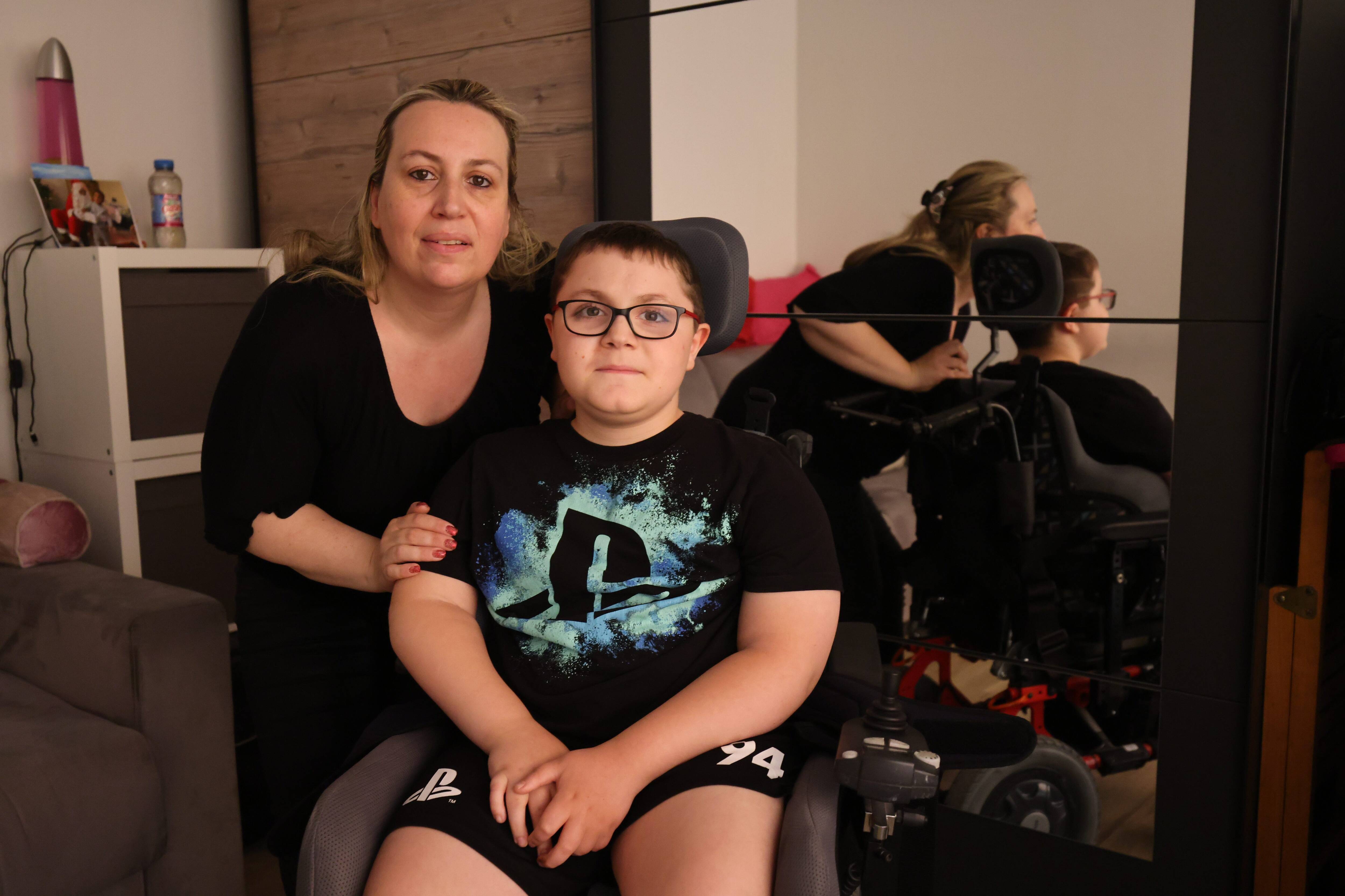 Après des années de galère, cette maman va pouvoir élever son fils malade dans un appartement décent à Menton