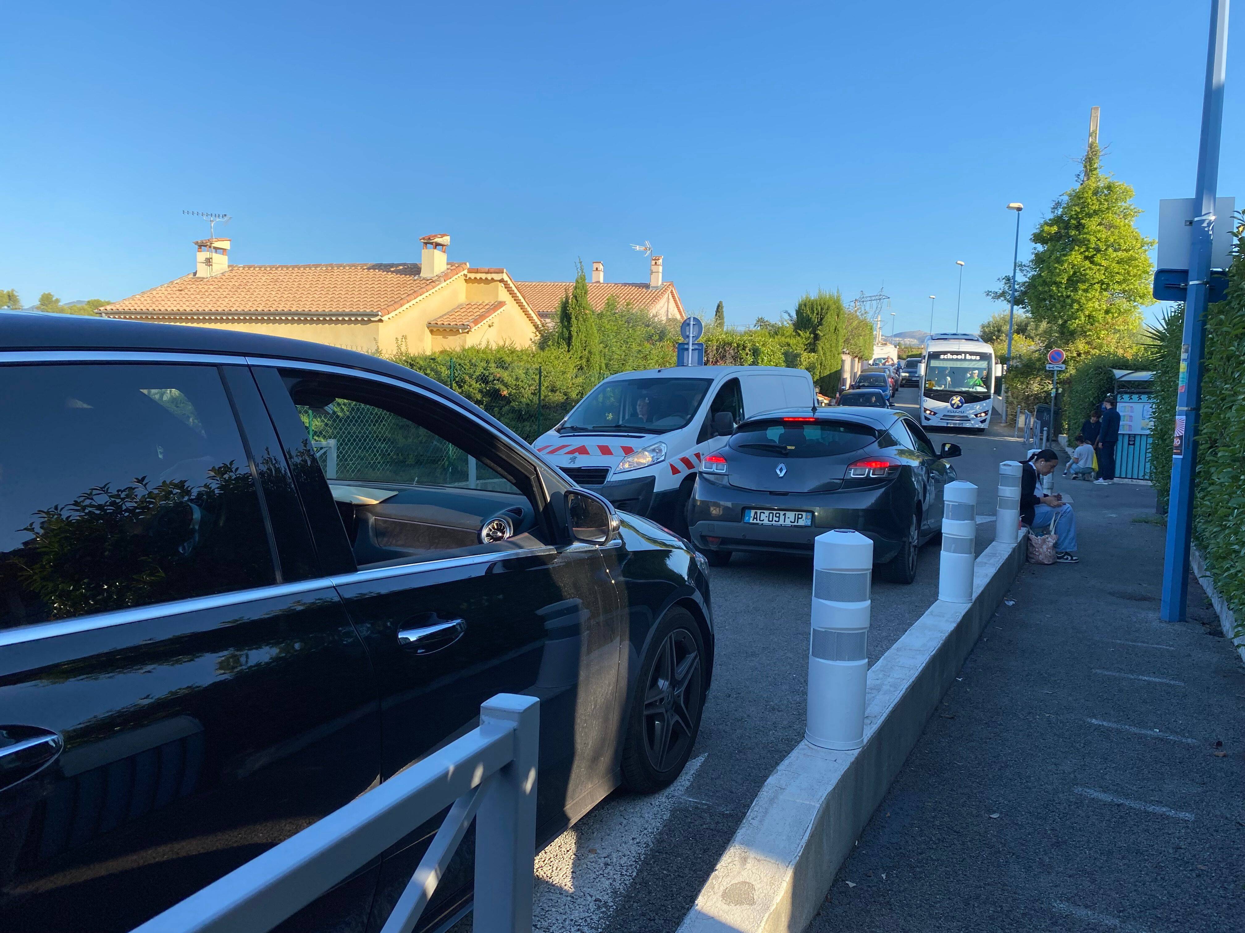"Avant il n'y avait pas de problème": le stationnement créé des tensions pour la rentrée devant cette école privée de Cagnes-sur-Mer