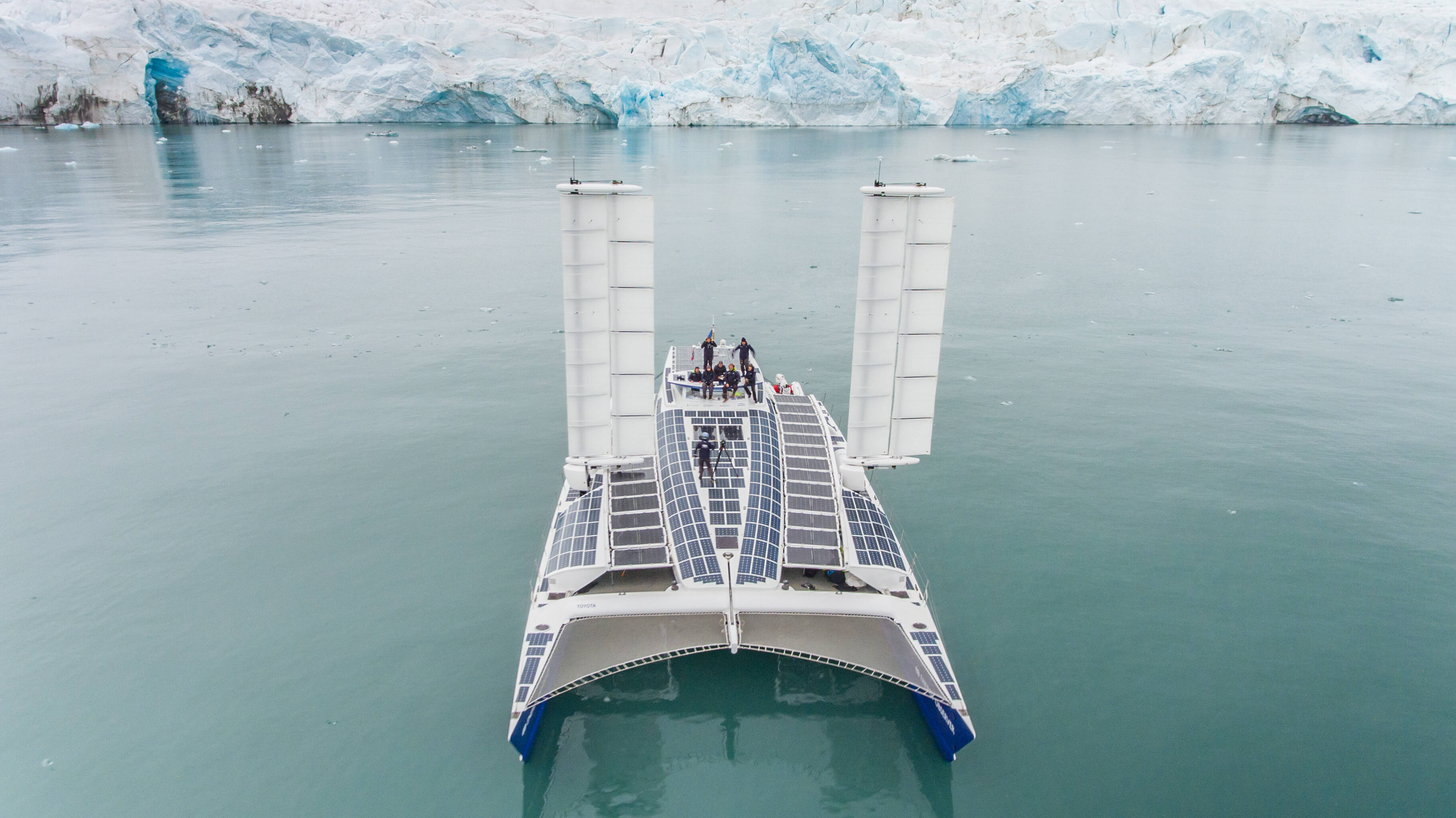 Panneaux photovoltaïques et système embarqué de production hydrogène: cap sur la transition énergétique avec le bateau Energy Observer à Cannes