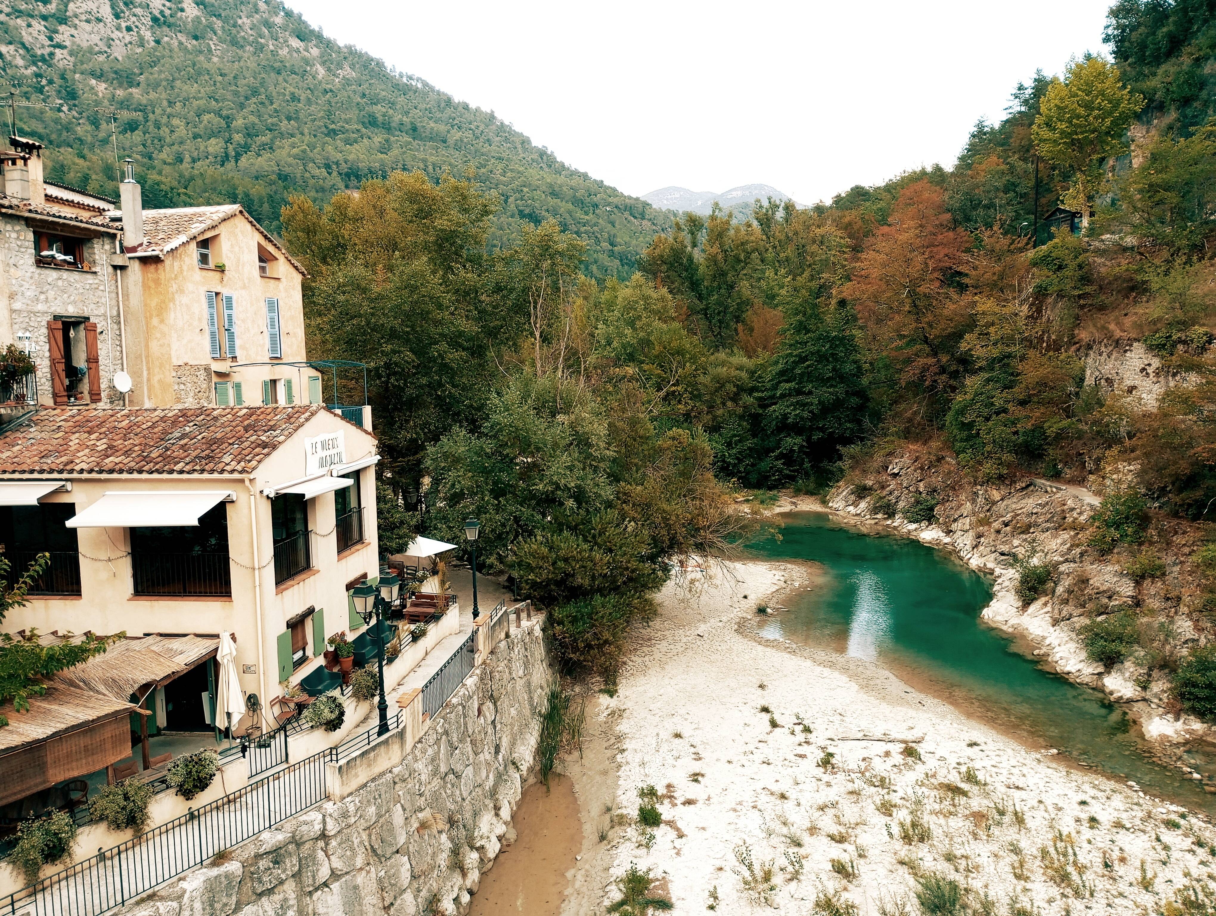 "Ils ont vu les choses en grand": un couple du Danemark s'offre un mariage inspiré d'un film Netflix dans un petit village de l'arrière-pays niçois