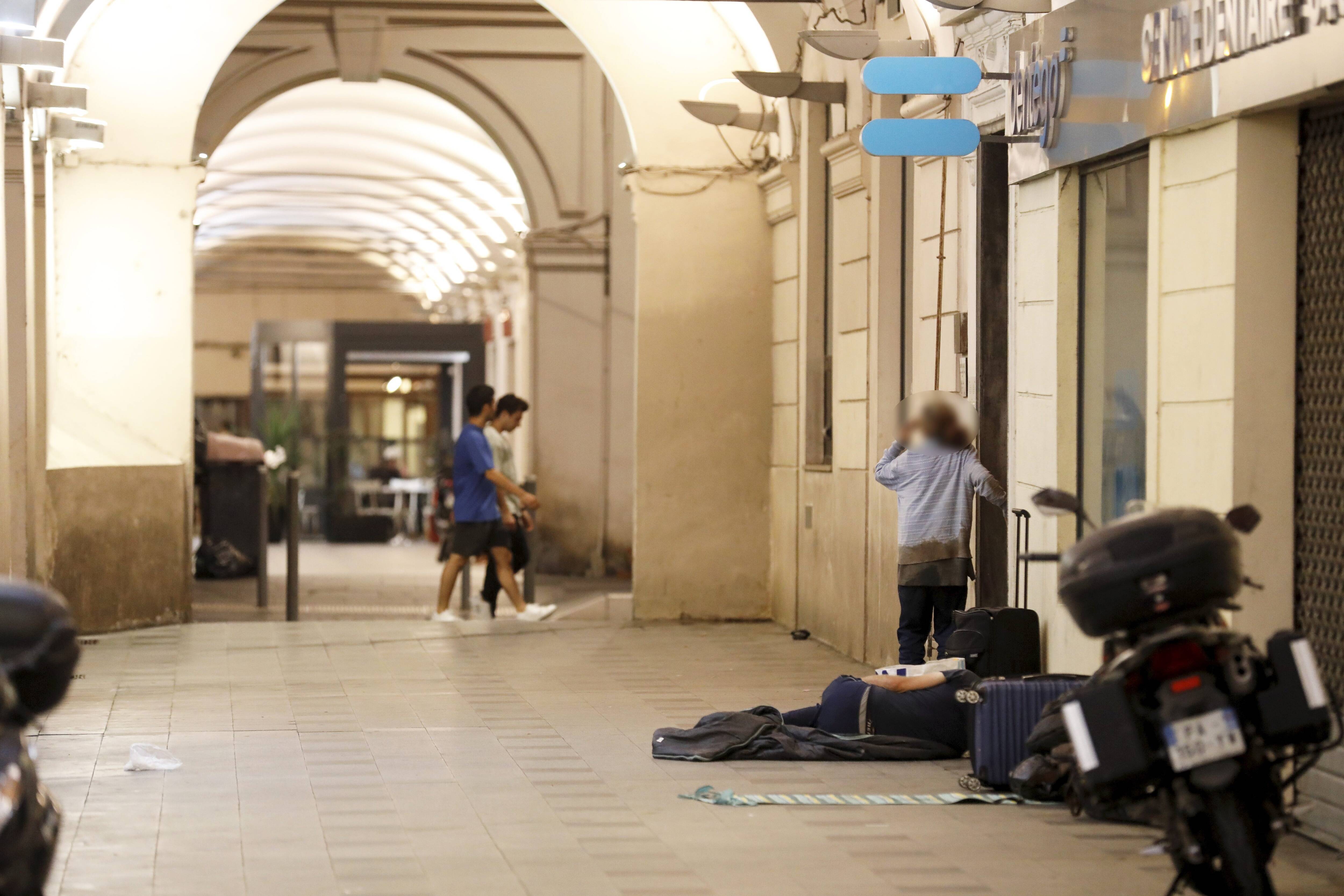 Propreté, sécurité: comment professionnels et mairie tentent de gérer la situation, place Garibaldi