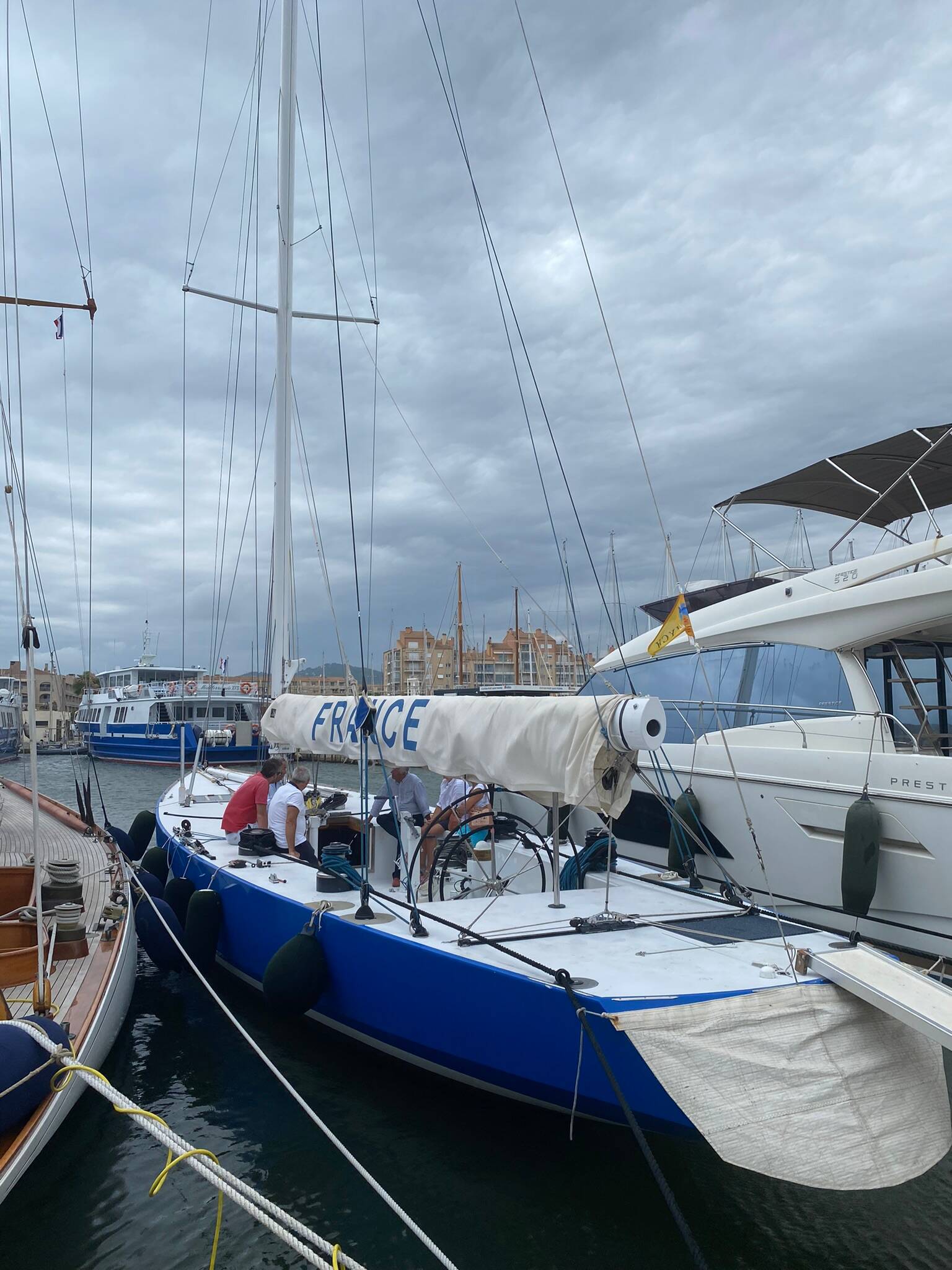 Le France, premier voilier de la coupe de l'América, se dévoile à Hyères