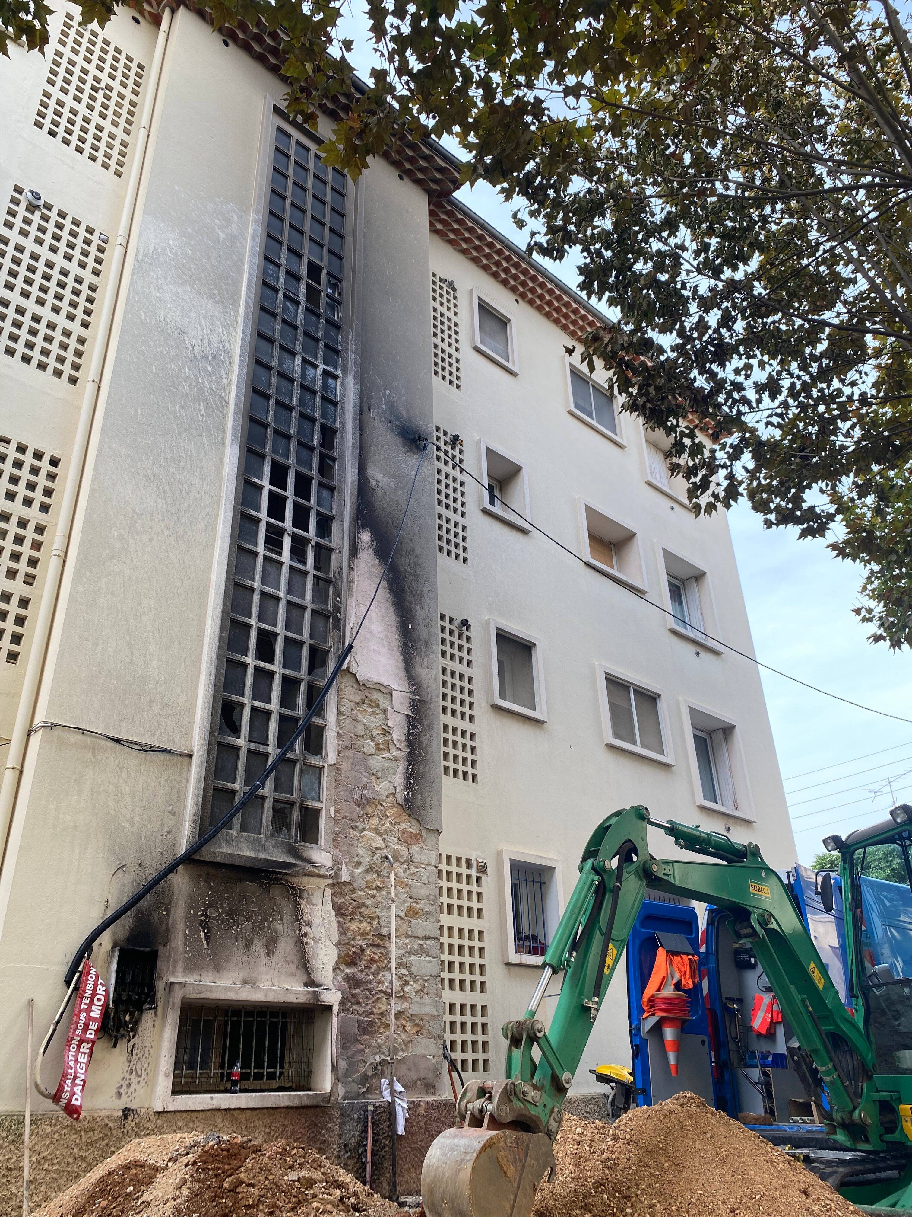 Deux voitures et une colonne de gaz s'embrasent en pleine nuit dans une résidence à La Seyne