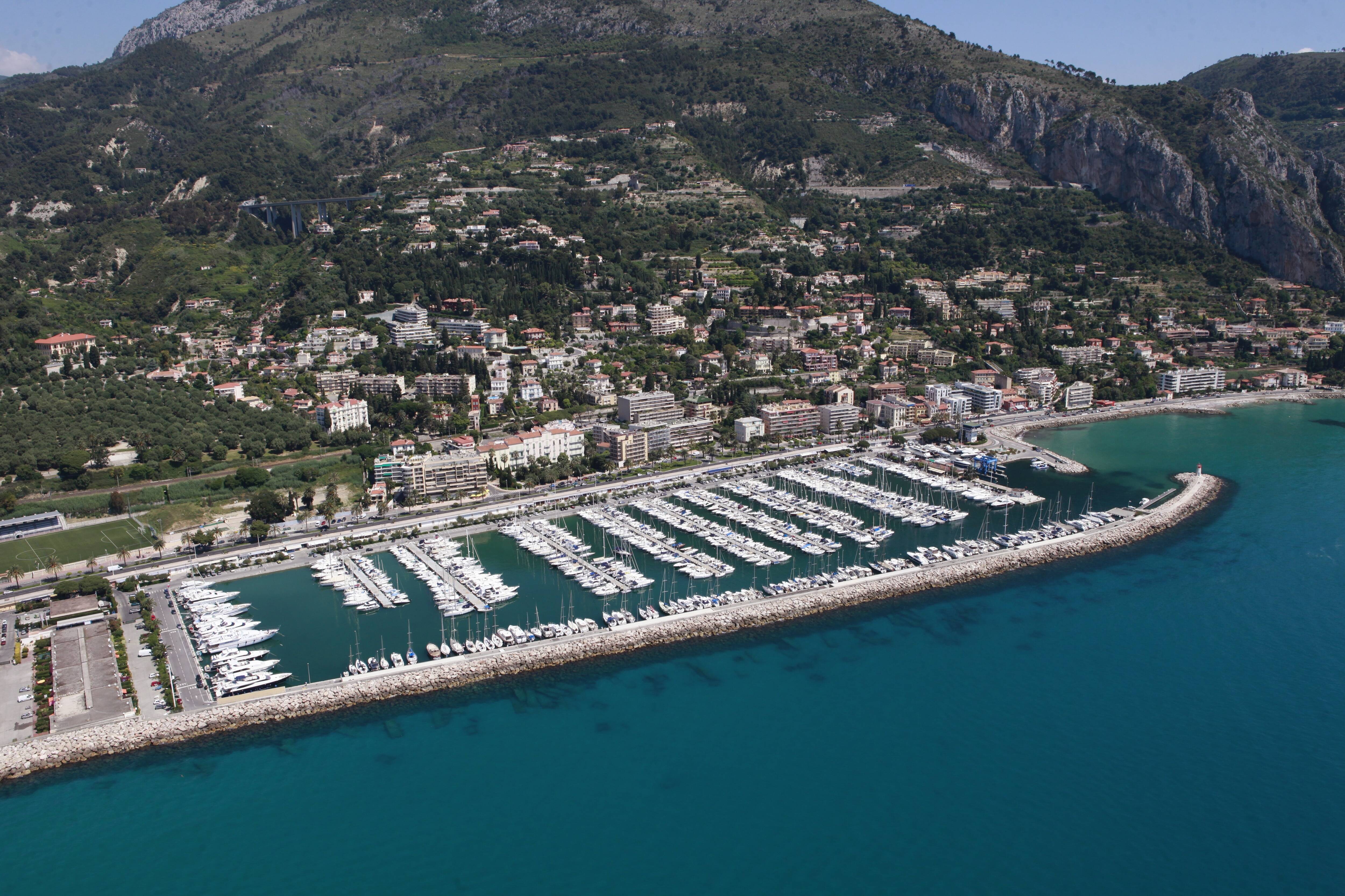 "Ça nous est tombé dessus d'un coup, ce n'est pas cool": désarroi et confusion dans un hôtel réquisitionné pour des migrants mineurs à Menton