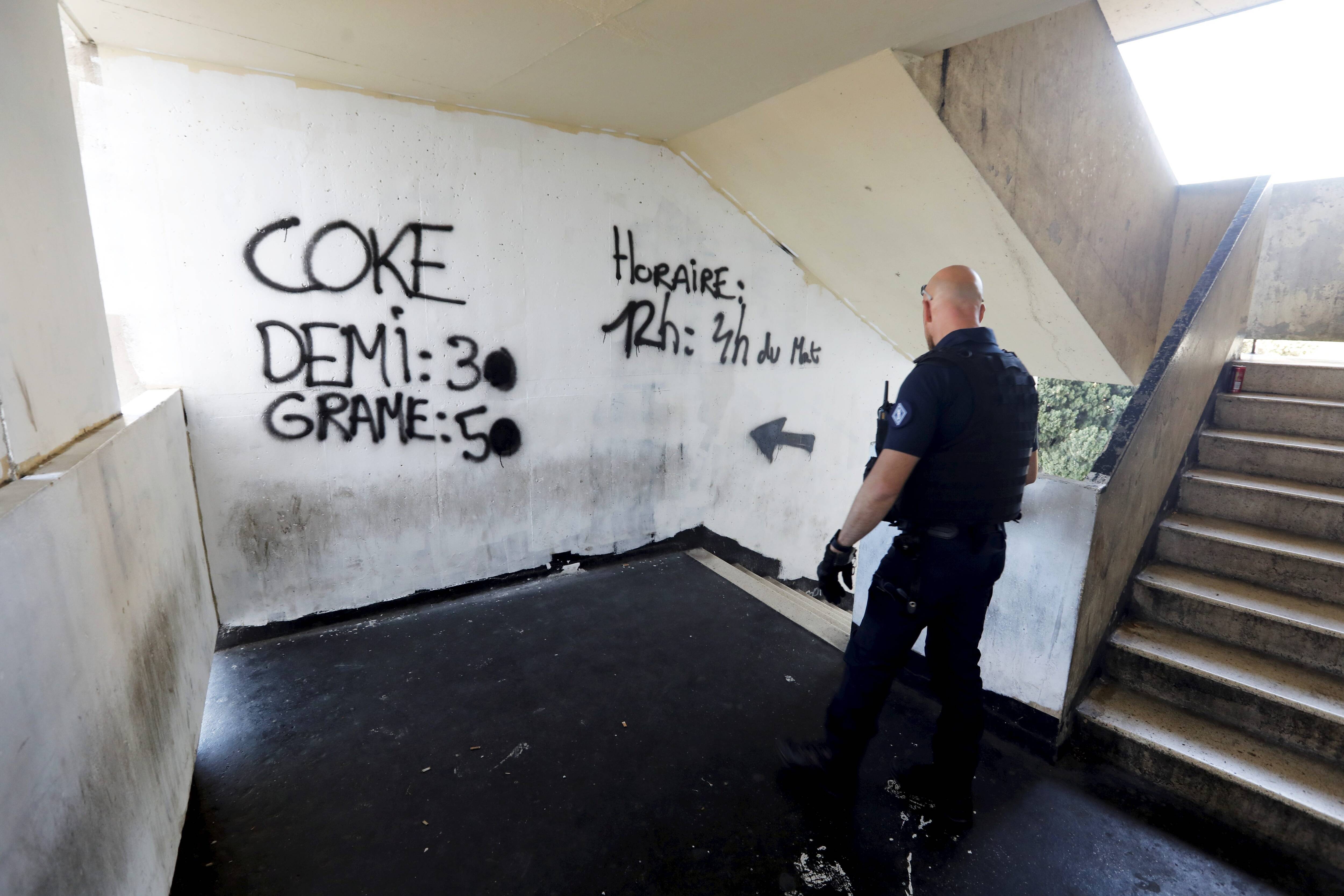 La résidence Pontcarral, supermarché de la drogue à Toulon, visée par une opération de police au long cours