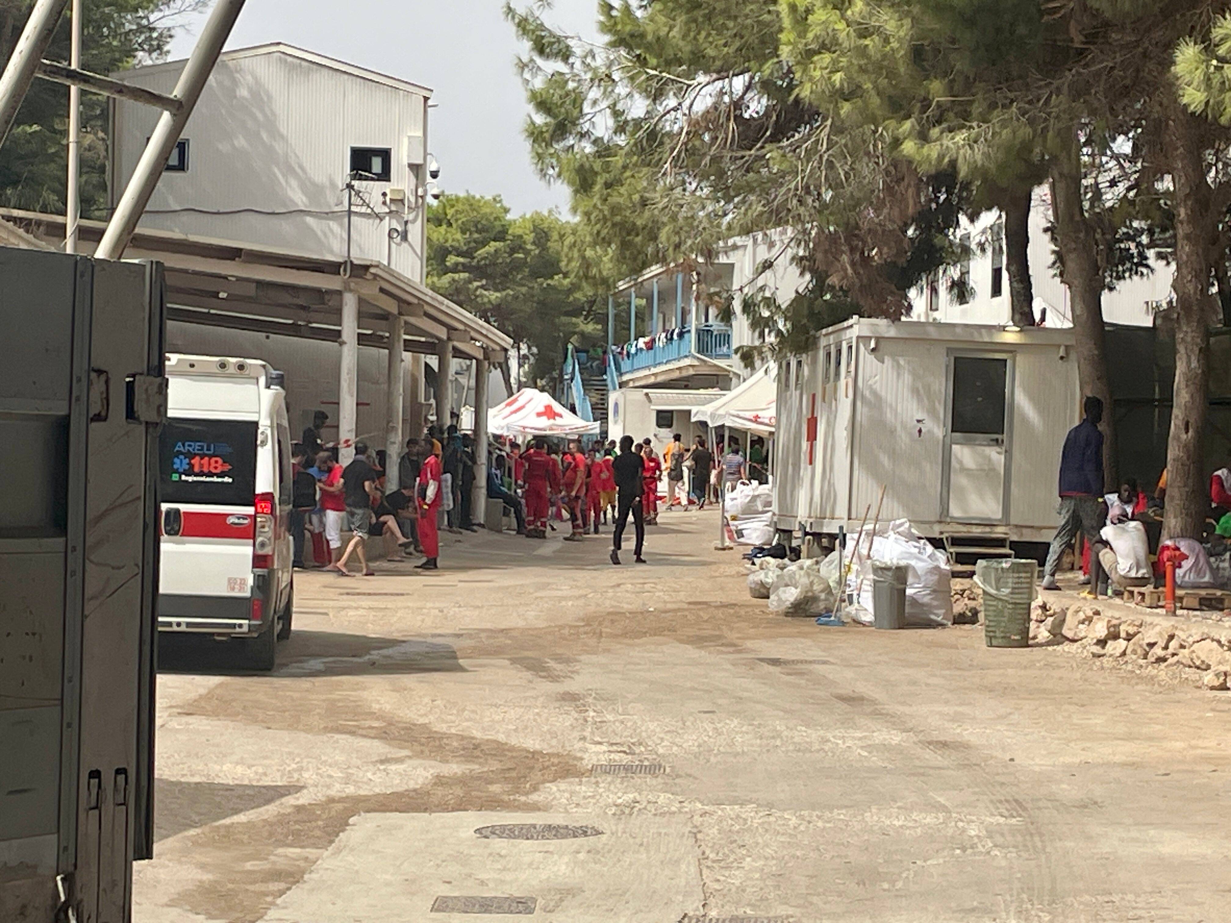 "Pitié, stop aux bateaux de migrants, c'est pas humain pour eux": sur l'île de Lampedusa, le centre de rétention déborde