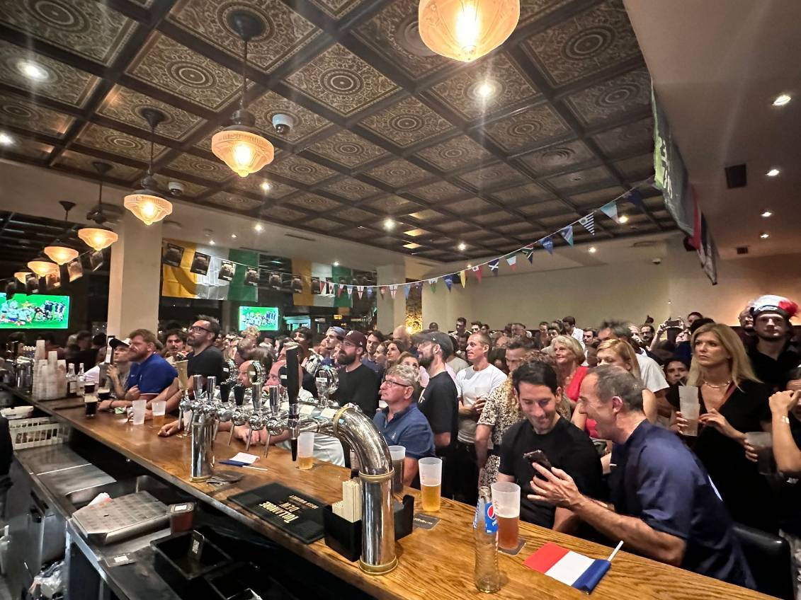 "Ce sont des gens qui savent boire": Nice fait le plein de supporters avec la Coupe du monde de rugby