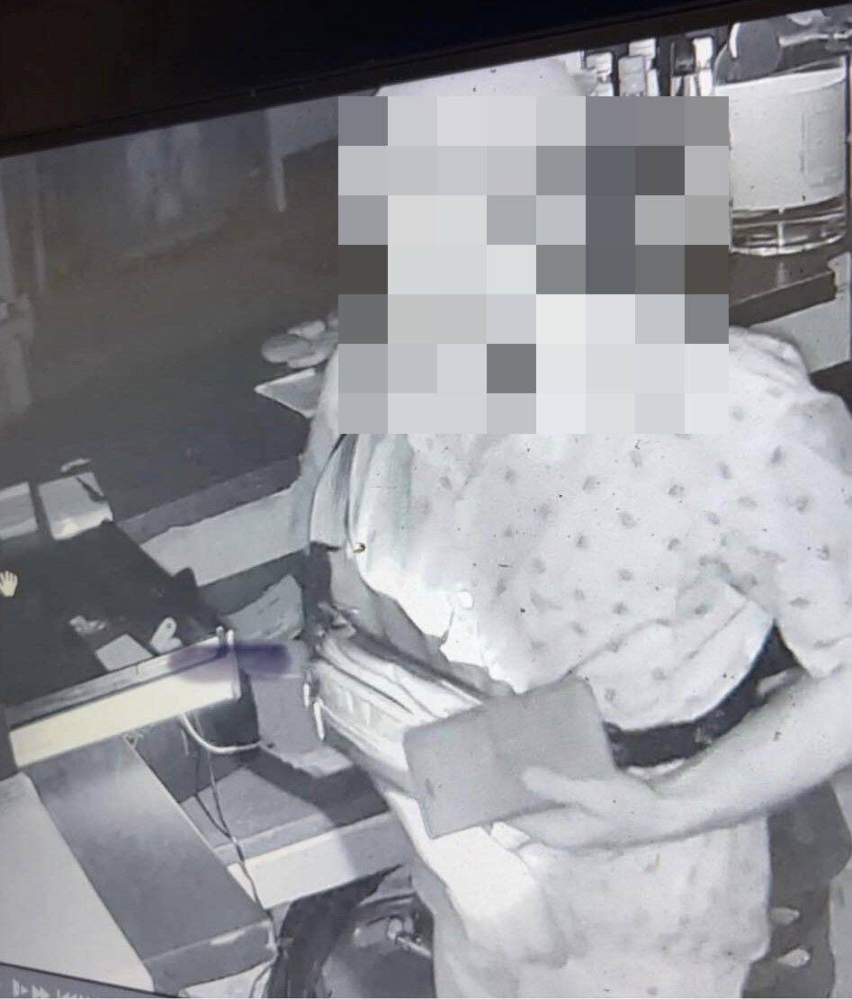 La photo d'un "cambrioleur" qui aurait sévi dans un restaurant de Villeneuve-Loubet partagée sur Facebook (alors que c'est interdit)