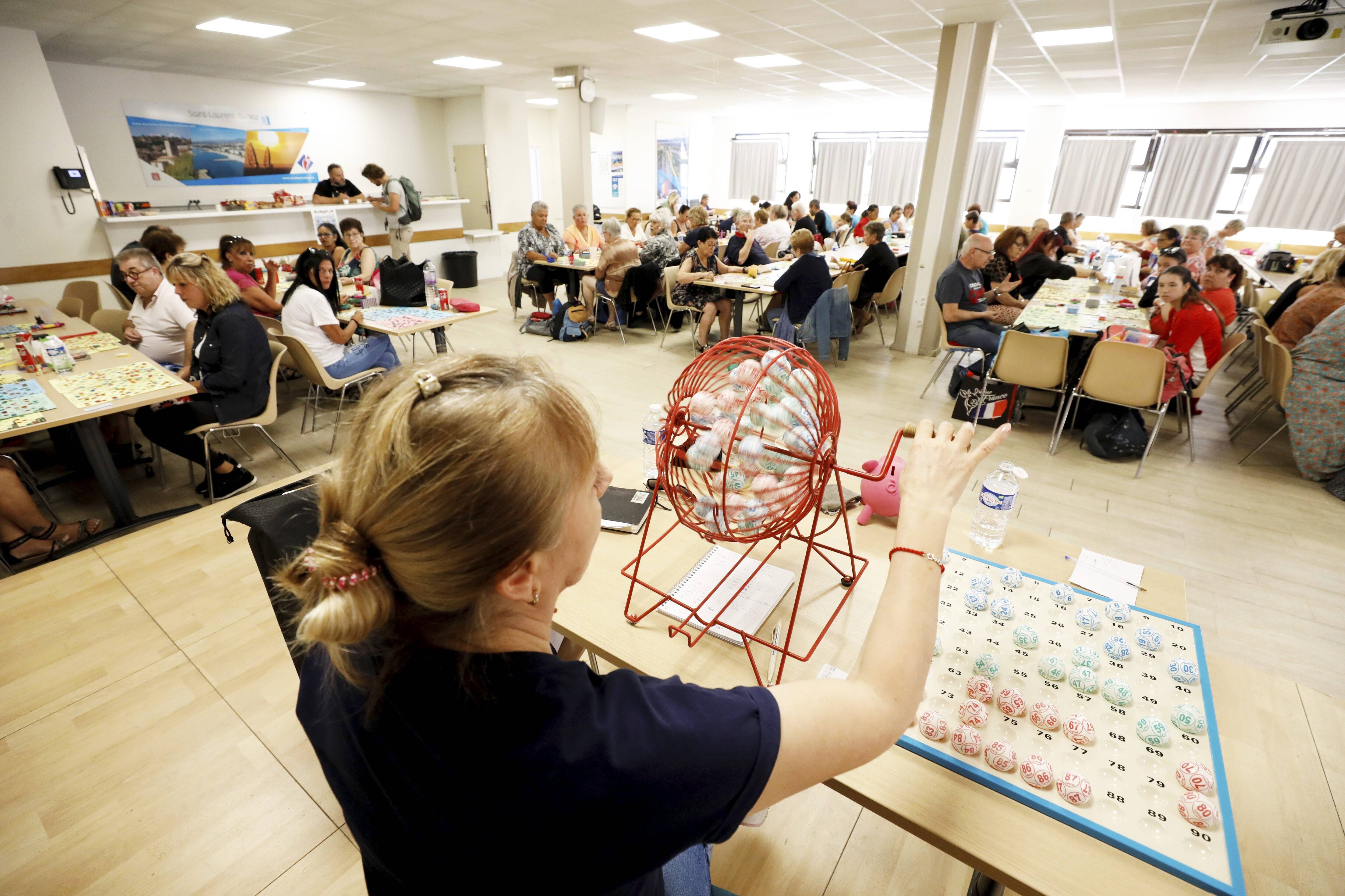 "Certains donnent l'impression de jouer leur maison": qui sont ces passionnés de loto qui comptent jouer douze heures d'affilée pour un "marathon"