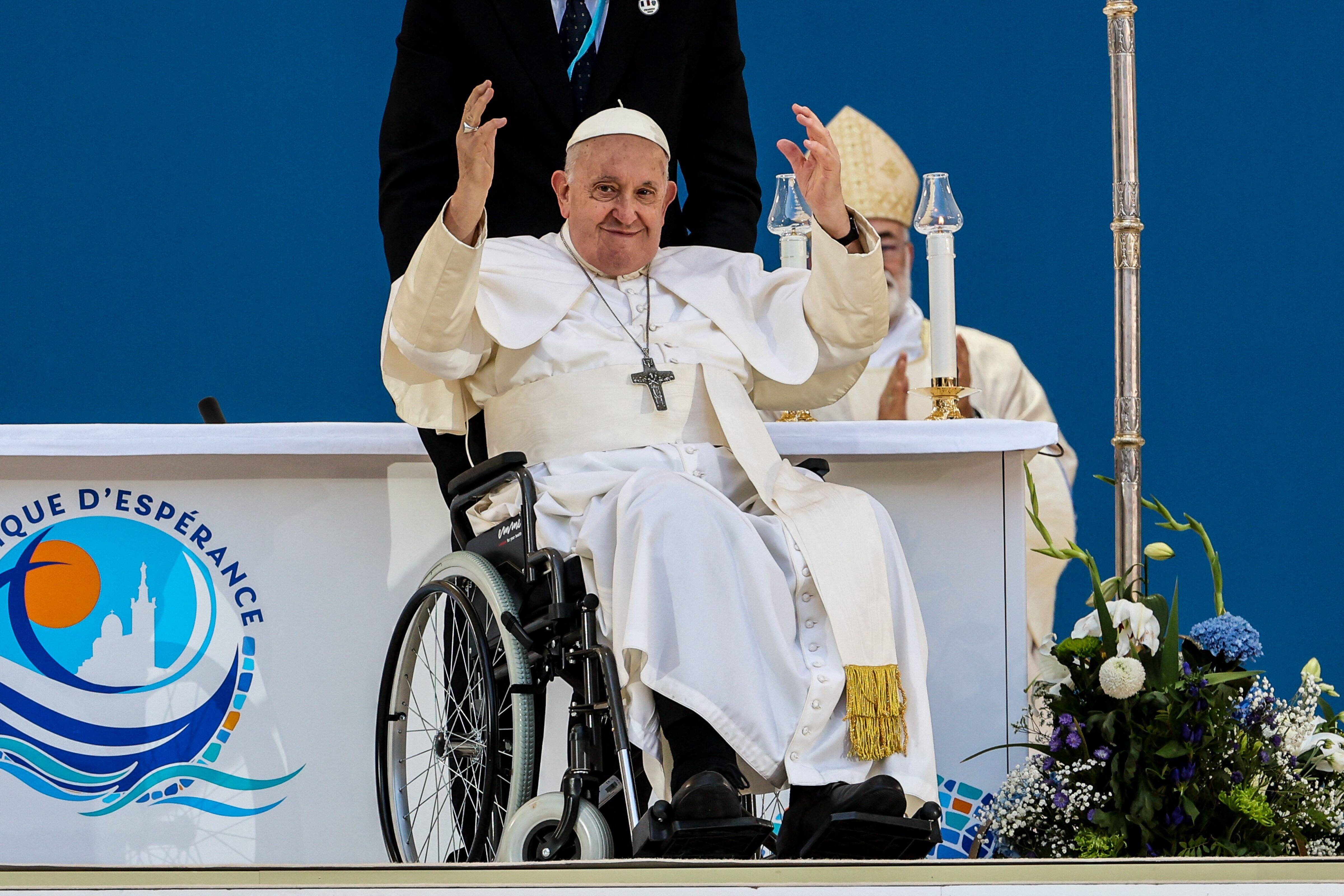 Prières, tifos, clapping... On a assisté à la messe célébrée par le pape François au stade Vélodrome à Marseille