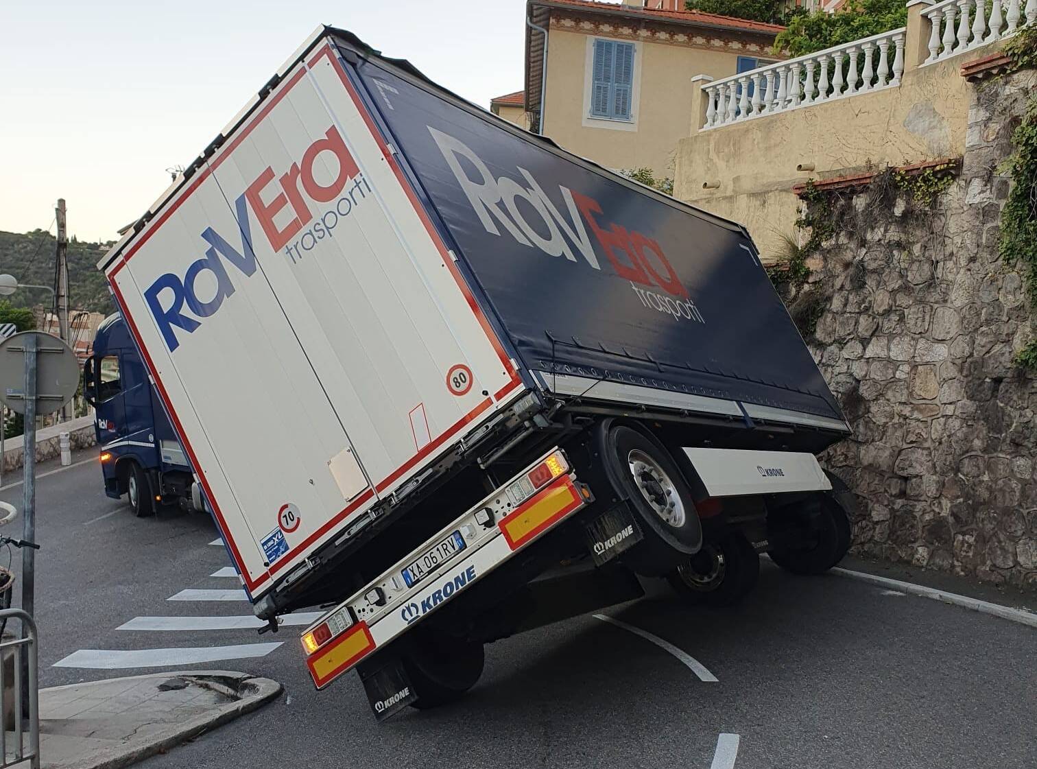 Un camion bloqué dans une fâcheuse posture à Nice ce lundi matin, la circulation perturbée