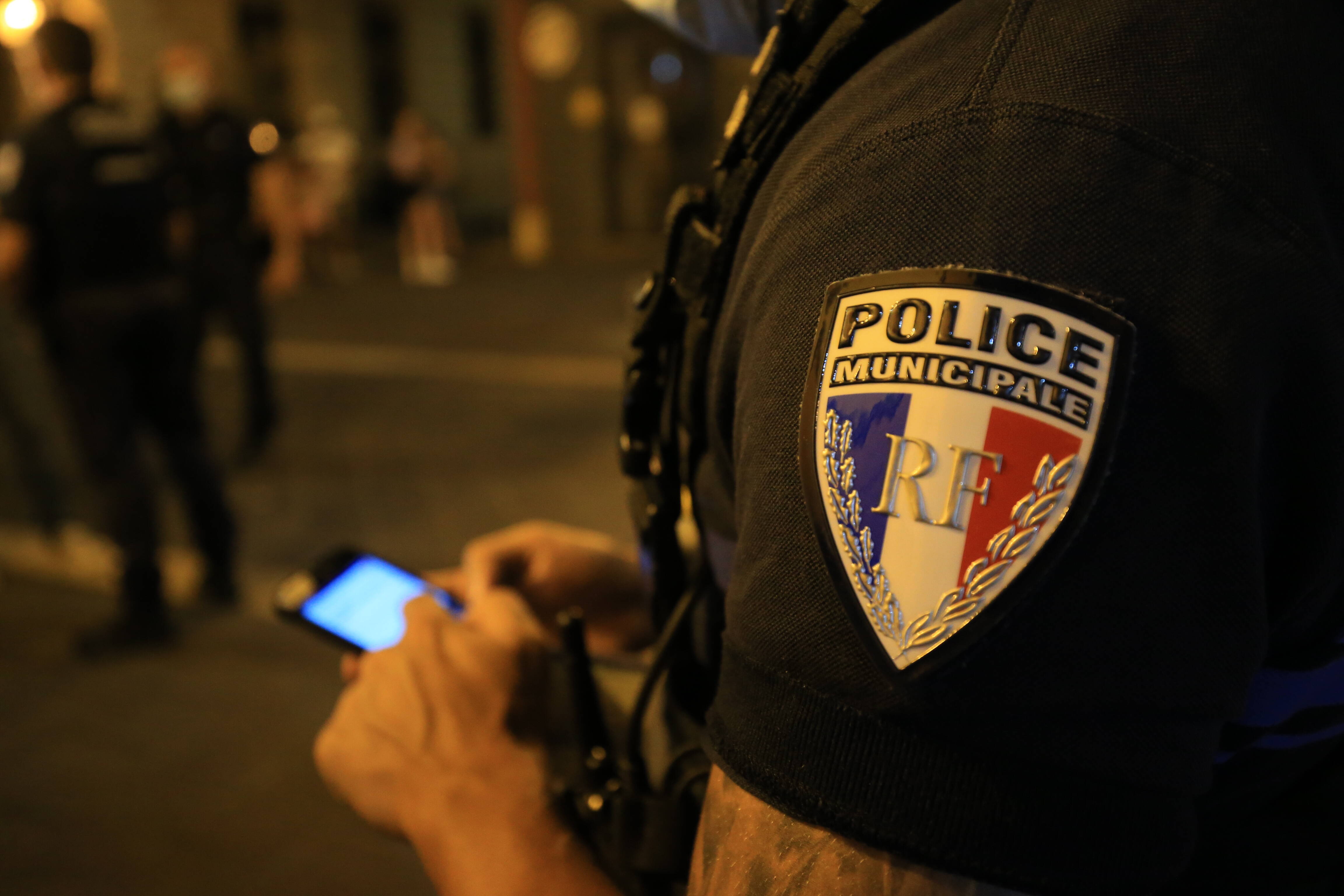 Un policier en repos porte secours à une victime d'un vol à l'arraché à Nice, l'agresseur le menace avec une arme