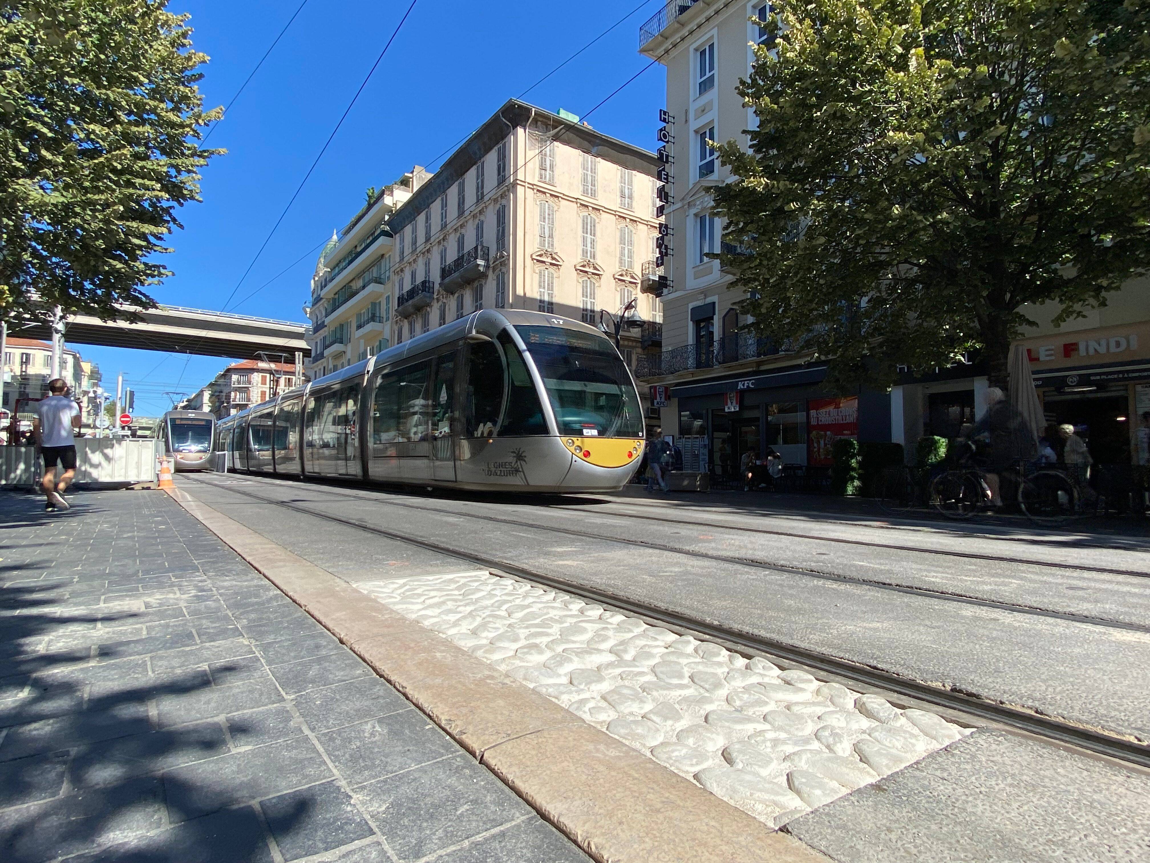 De nouvelles dalles dissuasives vont être posées pour empêcher les deux-roues de circuler sur la plateforme de tram à Nice