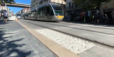 De nouvelles dalles dissuasives vont être posées pour empêcher les deux-roues de circuler sur la plateforme de tram à Nice