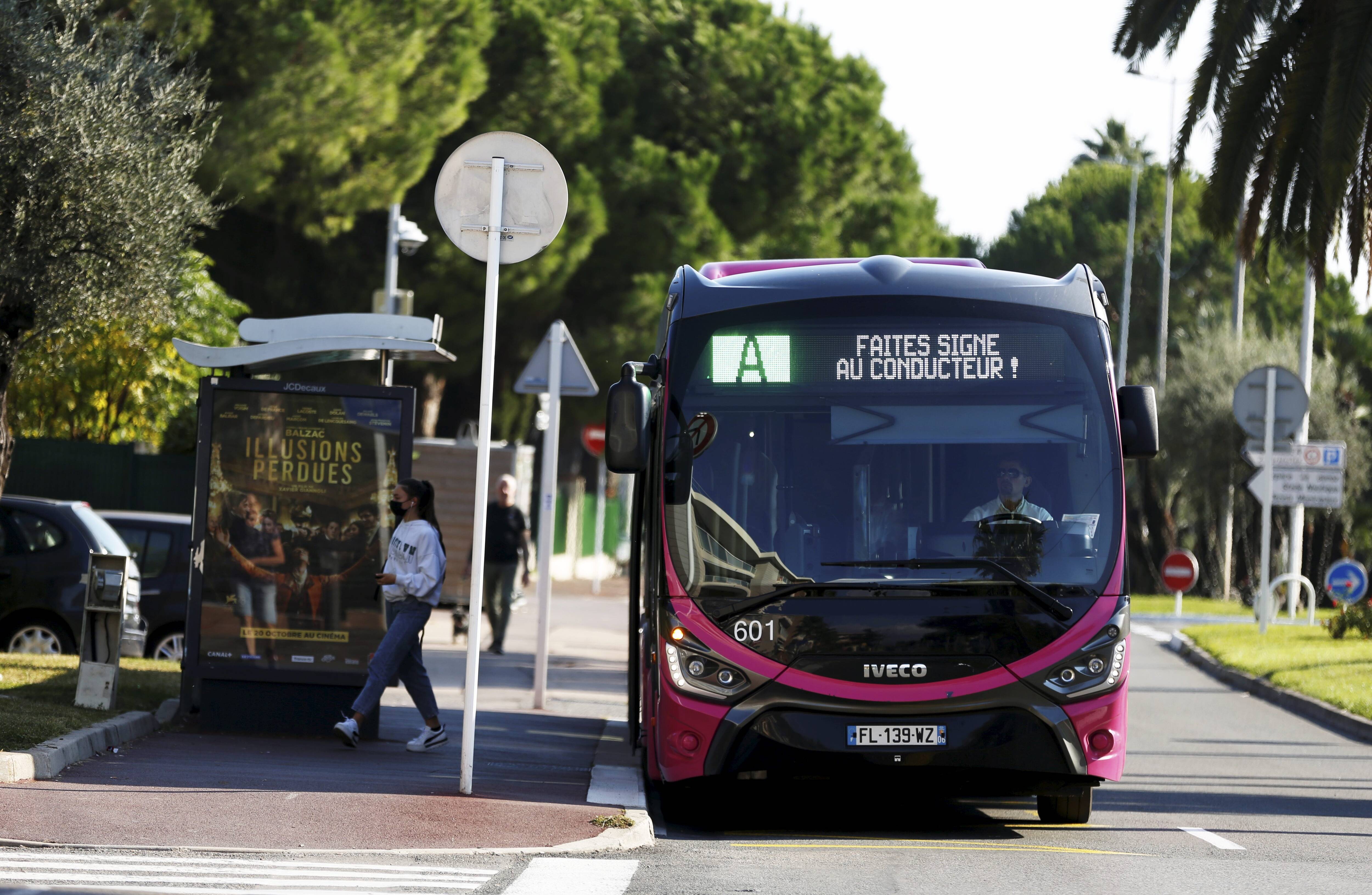 Pourquoi le réseau Envibus n'apparaît-il pas sur Google maps?