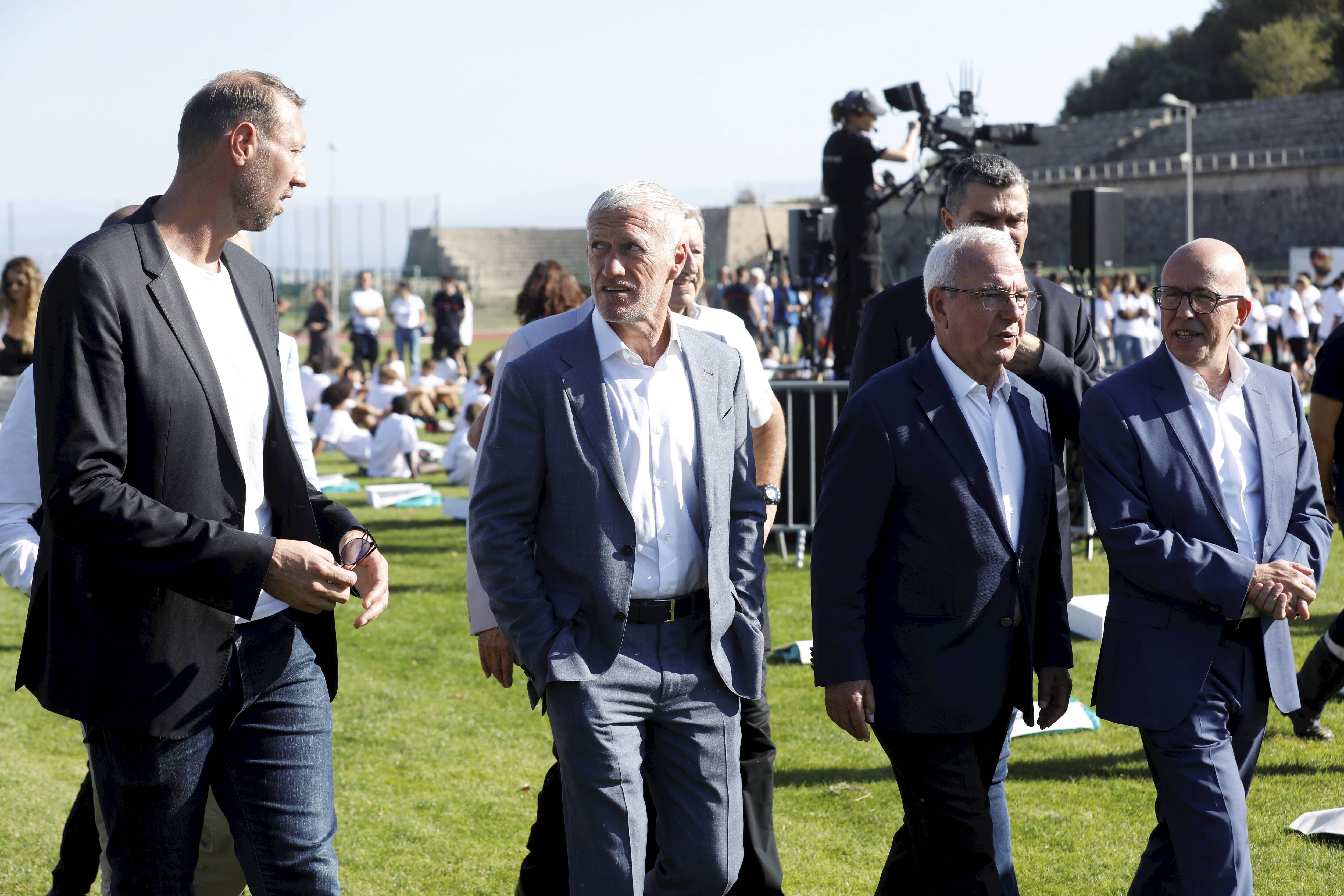Didier Deschamps au stade du Fort Carré à Antibes pour sensibiliser les jeunes aux gestes qui sauvent