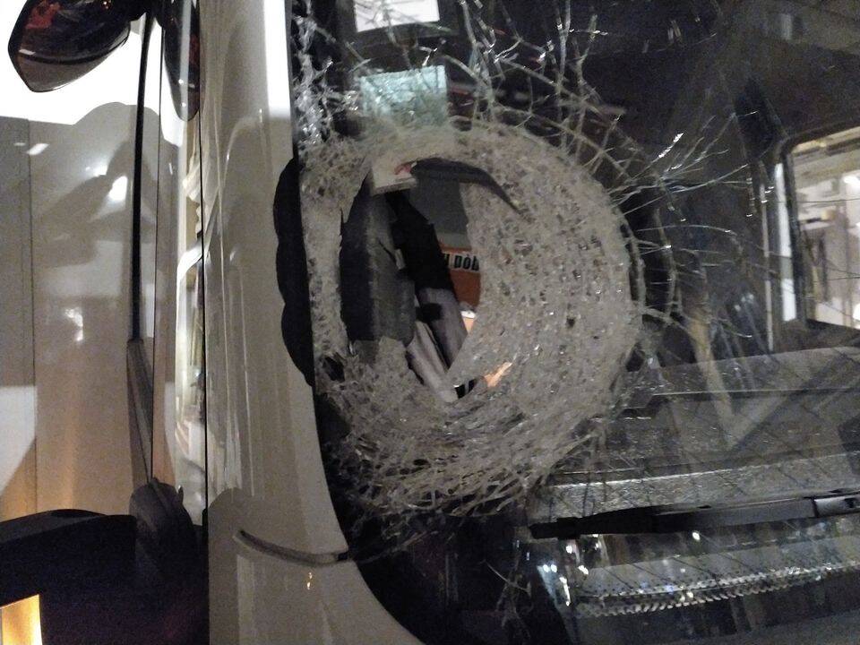 Près de Nice, ils jettent des pierres sur les véhicules pour provoquer des accidents: un conducteur transporté à l'hôpital