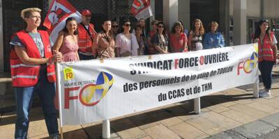Le personnel des écoles manifeste devant la mairie à Toulon